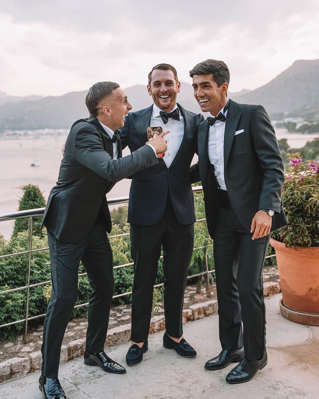 イバイ・ゴメスのインスタグラム：「¡OJO! ¡Que me ha llegado alguna foto “medio seria”! 🤪 O por lo menos que podáis apreciar la maravilla de esmoquin que me hizo @landerurquijo 🤵‍♂️🤩 • ¡QUÉ ENERGÍA DE GENTE A MI ALREDEDOR! 🔋」