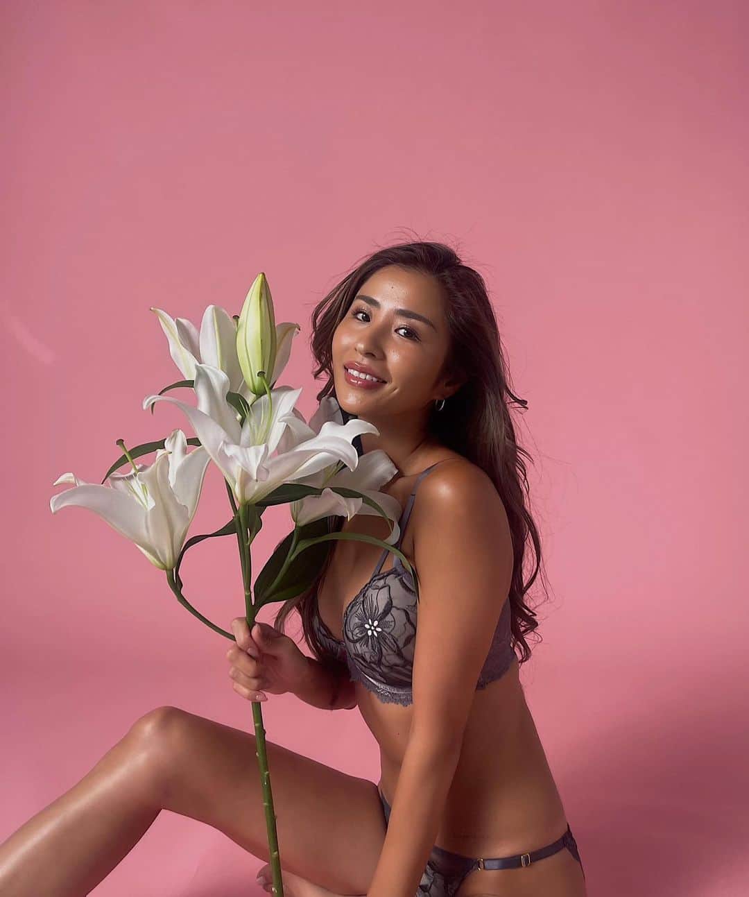 MIYAのインスタグラム：「Lingerie Shooting Day 🥀  #shooting #bts #rebyreinest #summer #lingerie」