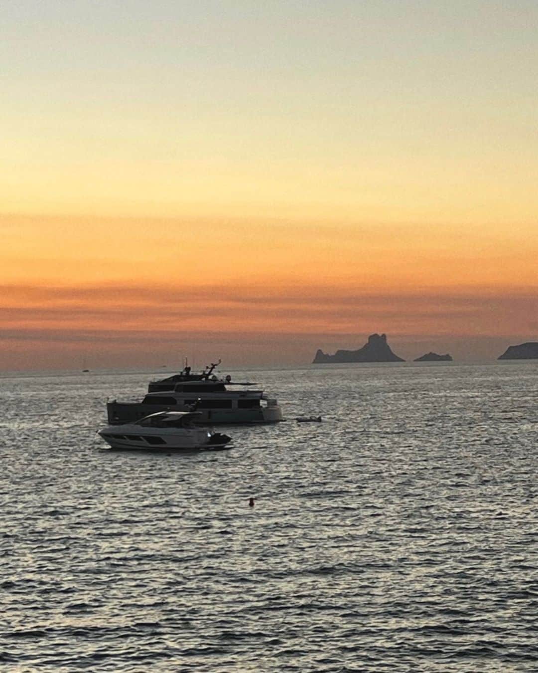 エミ・レナータのインスタグラム：「空想✨🌊 •  Day dreaming✨🌊」