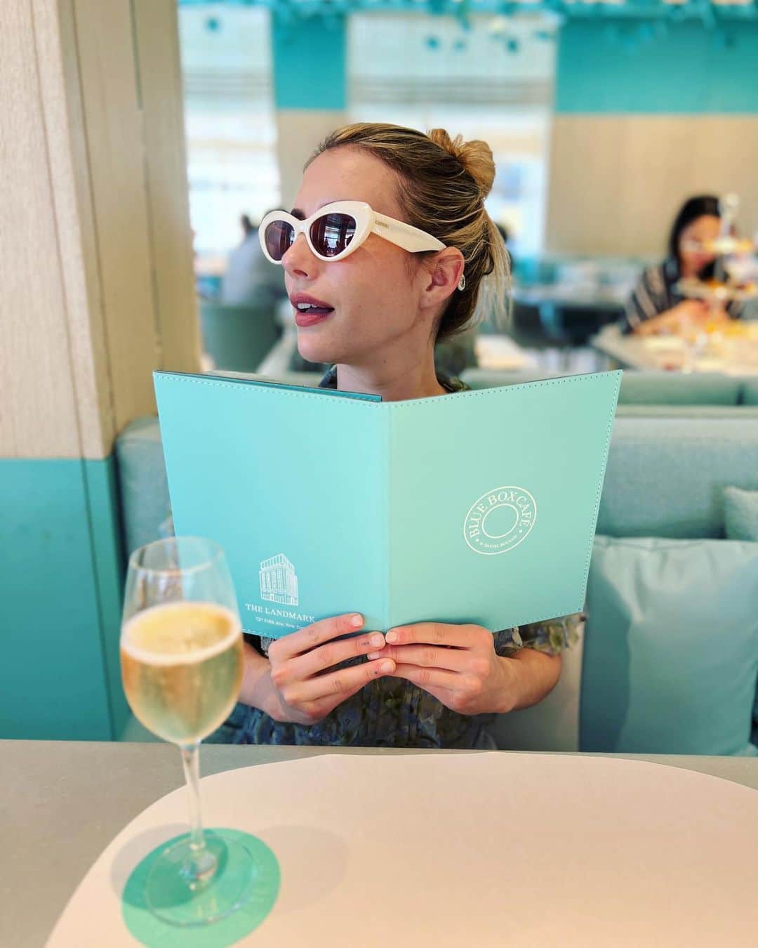 エマ・ロバーツのインスタグラム：「breakfast at Tiffany’s…literally! 💎」