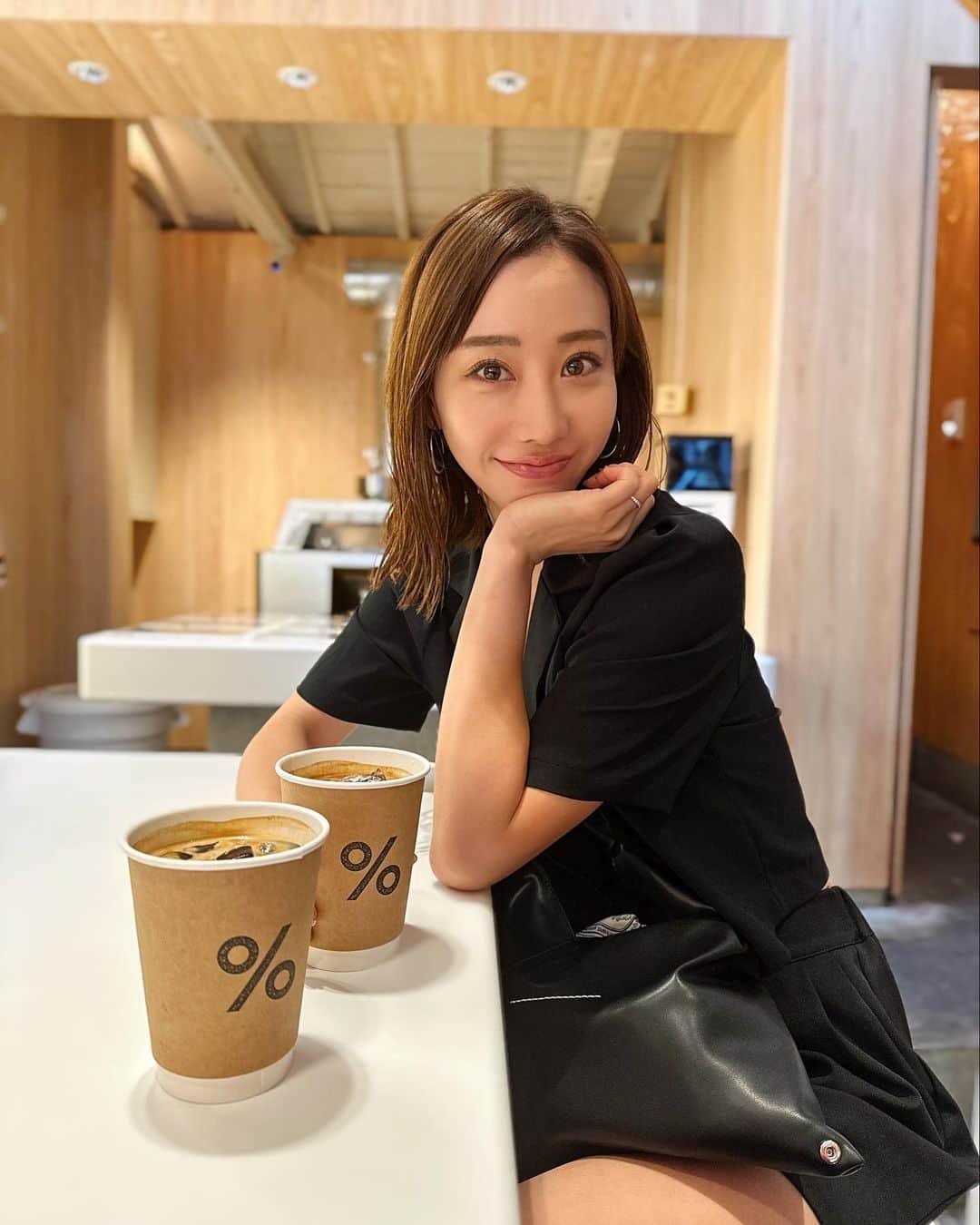 秋倉諒子のインスタグラム：「京都に来たら絶対に寄る オススメの場所こっそり紹介🫶❣️  📍アラビカコーヒー☕️ 嵐山にいつも行くんだけど、八坂の塔へと向かう路地沿いに出来てたから行ってみたよ🏯 酸っぱ味もあまり無く好きです♡ うちのコーヒー豆はここの🫘 @arabica.kyoto   📍祇園 萬屋(よろずや)の ネギあんかけうどん🍲 めちゃくちゃ美味しくて大好きで2日連続で行きました✌️笑 ネギのシャキシャキ感が最高で辛いとかないので食べやすいです！あんかけの優しいお味も最高なので是非行ってみてねん🤤 鶏も美味しくて親子丼も絶品でした！ #京都#京都グルメ#京都旅行#kyoto」