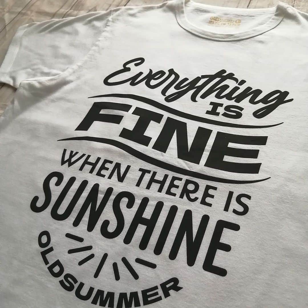 OldSUmmerさんのインスタグラム写真 - (OldSUmmerInstagram)「新作！  Tシャツ（Everything IS FINE）  発売開始しました！  真っ白なボディカラーに、躍動感あふれる黒ロゴ「Everything IS FINE WHEN THERE IS SUNSHINE」  「晴れていればすべてうまくいく！」  そんな夏を象徴するようなポジティブなメッセージが込められています😄  #アロカジ#alohacasual  #スタイリスト #純子さん  #Hawaii #wikiki #palmtree #beach #湘南 #アロハ#児島 #ジーンズ#madeinjapan #redwing #アメカジ #ジーパン #ootd  #fashion  #instafashion #vintage#リンクコーデ#アメカジコーデ#ジーパンコーデ#ビンテージ#ビッグサイズ#大きいサイズ」7月5日 20時09分 - oldsummer.tokyo