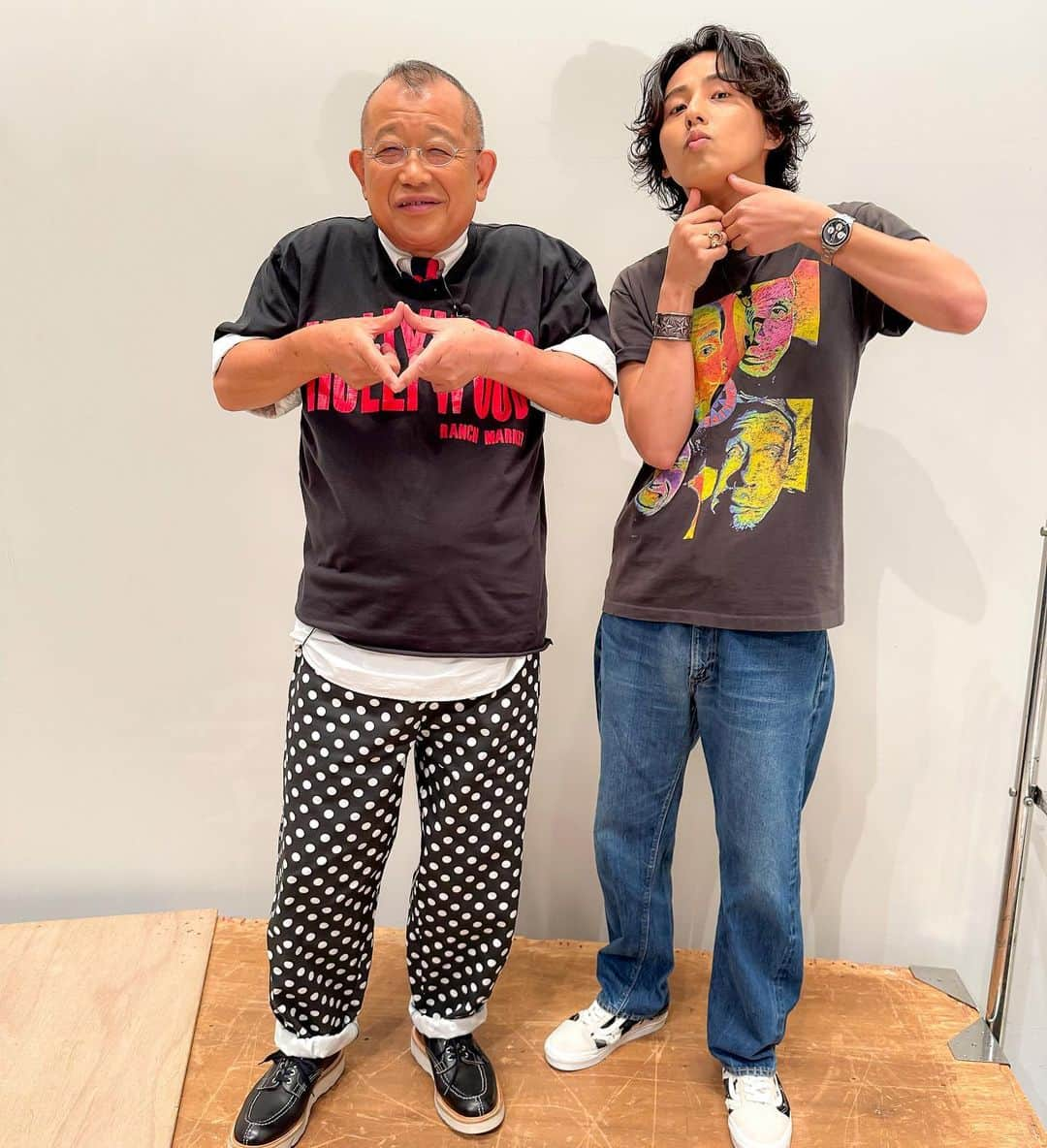 TBS「A-Studio」さんのインスタグラム写真 - (TBS「A-Studio」Instagram)「. Tシャツコーデのお2人👬 今回は顎下ハートに挑戦🫶🏻  ...最後はそれぞれ自己流です!!!😇  #ベーガヤポーズ挑戦シリーズ #顎下ハート  ▶︎6/23 放送 藤ヶ谷さん衣装 tee,pants : spike shimokitazawa(vintage) shoes : van's  #Aスタプラス #笑福亭鶴瓶 #藤ヶ谷太輔」7月5日 20時10分 - astudio_tbs