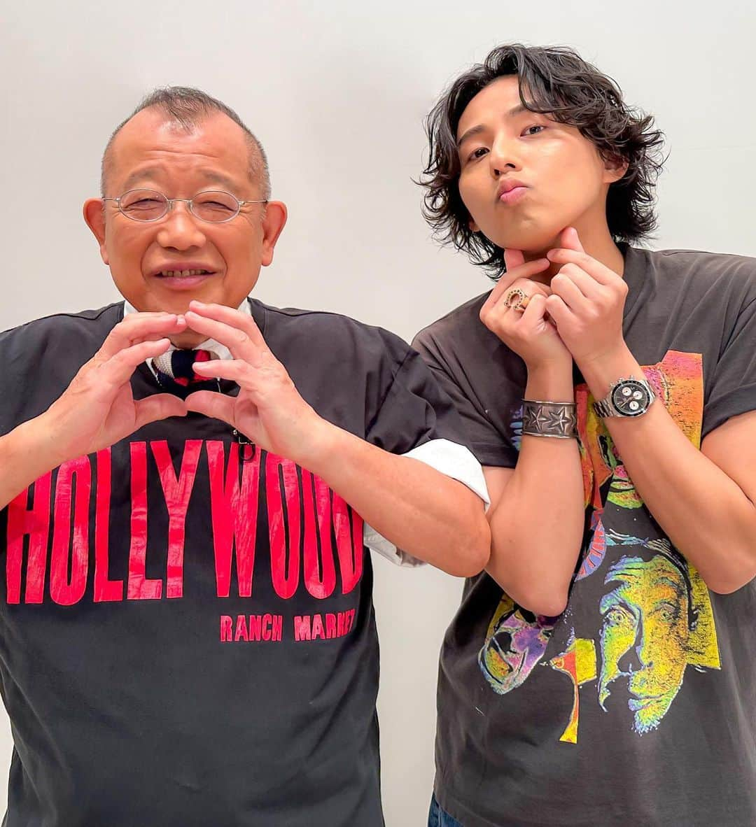 TBS「A-Studio」さんのインスタグラム写真 - (TBS「A-Studio」Instagram)「. Tシャツコーデのお2人👬 今回は顎下ハートに挑戦🫶🏻  ...最後はそれぞれ自己流です!!!😇  #ベーガヤポーズ挑戦シリーズ #顎下ハート  ▶︎6/23 放送 藤ヶ谷さん衣装 tee,pants : spike shimokitazawa(vintage) shoes : van's  #Aスタプラス #笑福亭鶴瓶 #藤ヶ谷太輔」7月5日 20時10分 - astudio_tbs