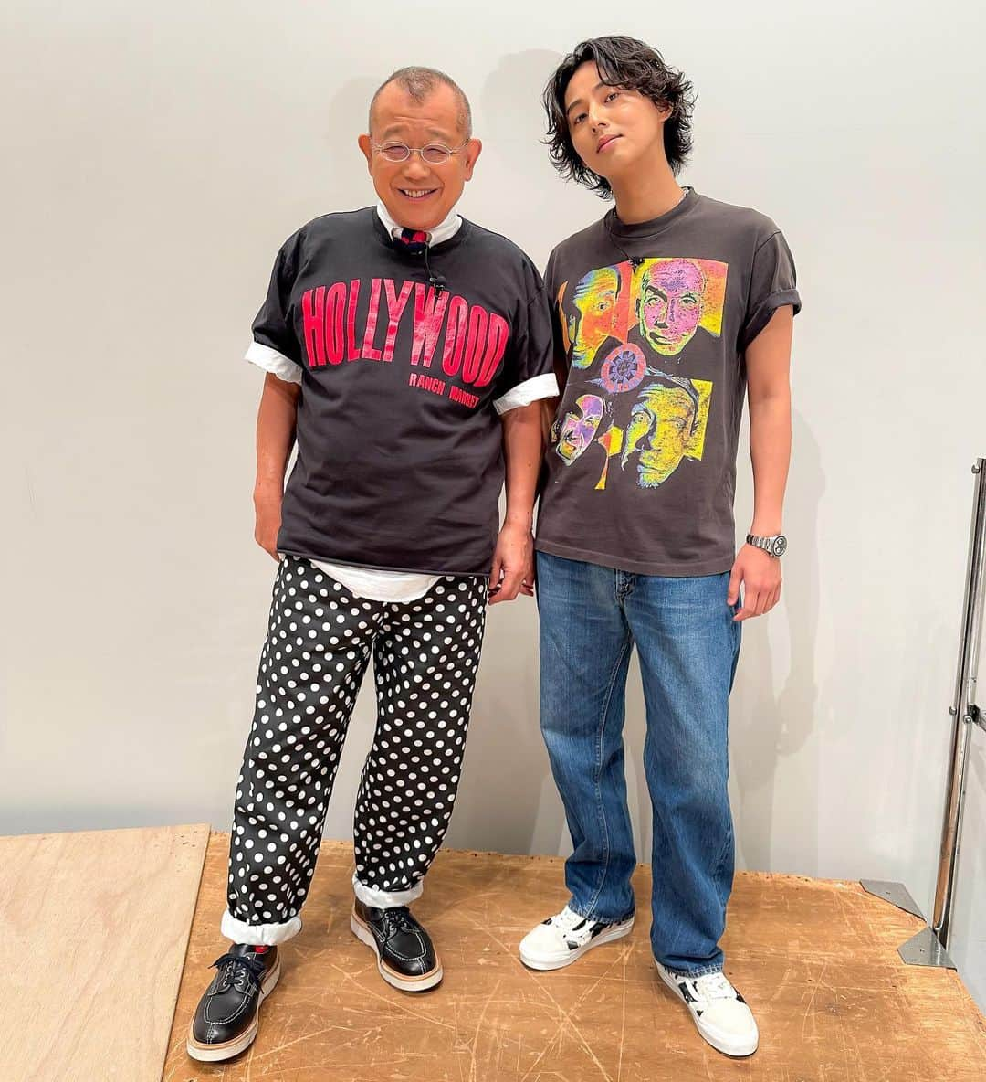 TBS「A-Studio」さんのインスタグラム写真 - (TBS「A-Studio」Instagram)「. Tシャツコーデのお2人👬 今回は顎下ハートに挑戦🫶🏻  ...最後はそれぞれ自己流です!!!😇  #ベーガヤポーズ挑戦シリーズ #顎下ハート  ▶︎6/23 放送 藤ヶ谷さん衣装 tee,pants : spike shimokitazawa(vintage) shoes : van's  #Aスタプラス #笑福亭鶴瓶 #藤ヶ谷太輔」7月5日 20時10分 - astudio_tbs