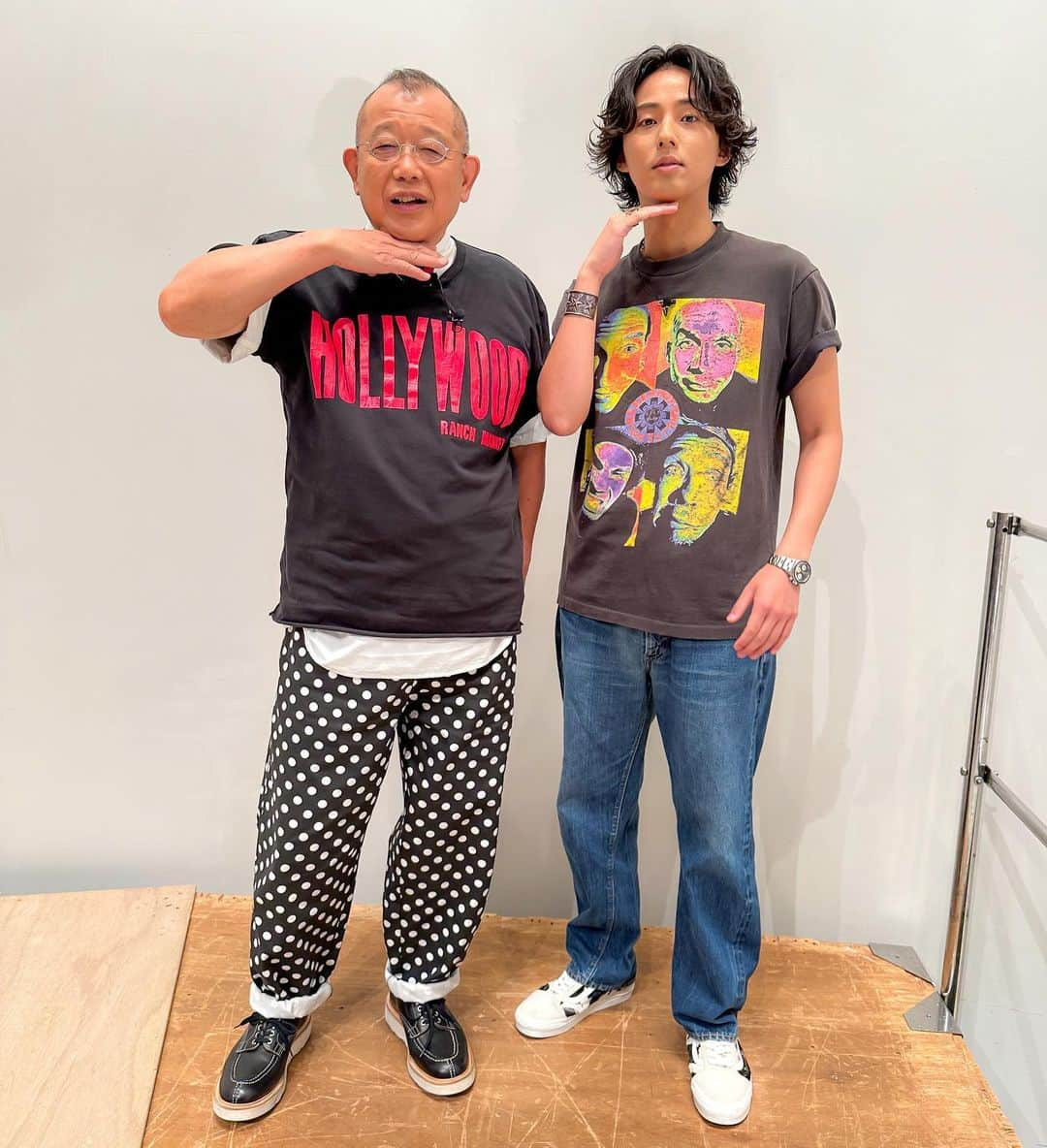 TBS「A-Studio」さんのインスタグラム写真 - (TBS「A-Studio」Instagram)「. Tシャツコーデのお2人👬 今回は顎下ハートに挑戦🫶🏻  ...最後はそれぞれ自己流です!!!😇  #ベーガヤポーズ挑戦シリーズ #顎下ハート  ▶︎6/23 放送 藤ヶ谷さん衣装 tee,pants : spike shimokitazawa(vintage) shoes : van's  #Aスタプラス #笑福亭鶴瓶 #藤ヶ谷太輔」7月5日 20時10分 - astudio_tbs