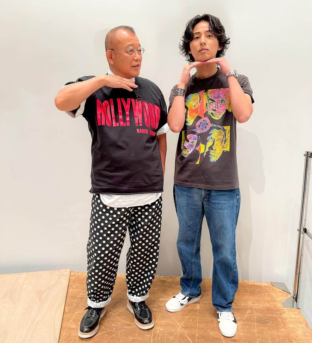 TBS「A-Studio」さんのインスタグラム写真 - (TBS「A-Studio」Instagram)「. Tシャツコーデのお2人👬 今回は顎下ハートに挑戦🫶🏻  ...最後はそれぞれ自己流です!!!😇  #ベーガヤポーズ挑戦シリーズ #顎下ハート  ▶︎6/23 放送 藤ヶ谷さん衣装 tee,pants : spike shimokitazawa(vintage) shoes : van's  #Aスタプラス #笑福亭鶴瓶 #藤ヶ谷太輔」7月5日 20時10分 - astudio_tbs