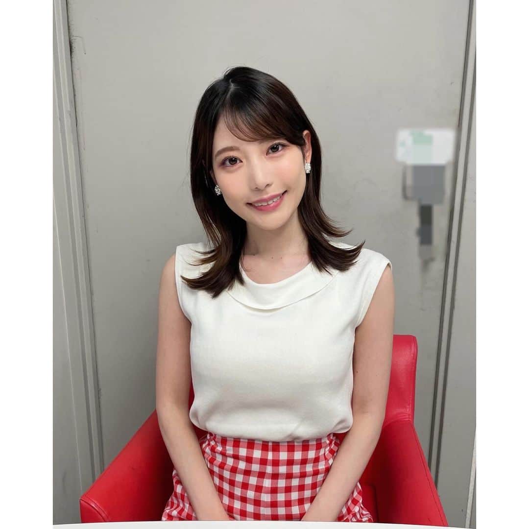 竹俣紅のインスタグラム：「☀️ きょうも「ソラよみ」 ありがとうございました😊 ⁡ あすの関東は真夏の暑さに。 みなさん、お気をつけください。 熱中症対策を万全にお願いします！ ガチャピンと私も、こまめな水分補給を心がけます。 ⁡ ⁡ #衣装も #夏らしくなってきました #イット #ソラよみ #ガチャピン」