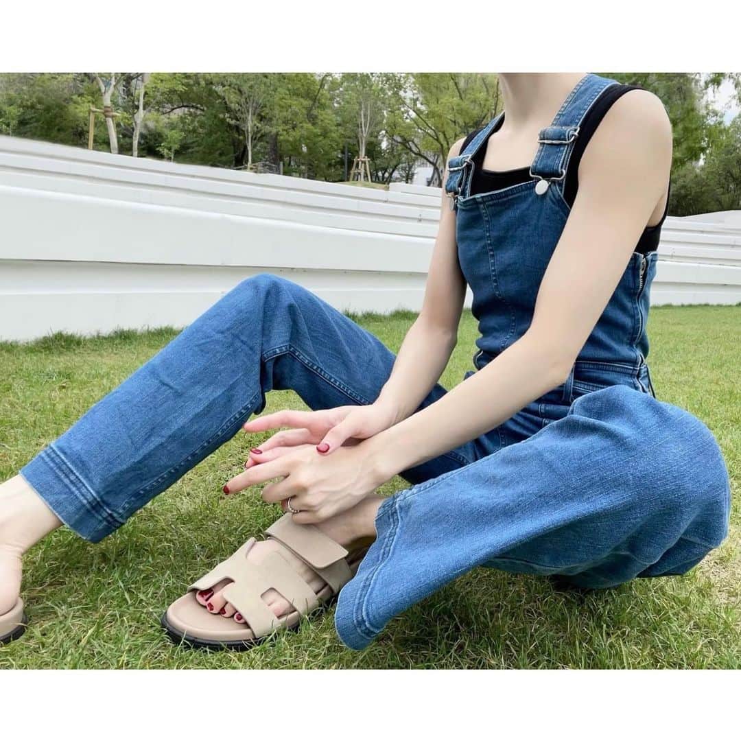 kumiのインスタグラム：「いつかの晴れの日公園コーデ。 久しぶりにサロペット♡  産後一年が経ち、やっとファスナーが上がった。 腰回りが本当にしぶといのなんの。  しかしやっぱりサロペット好きだなぁ🐄＊」