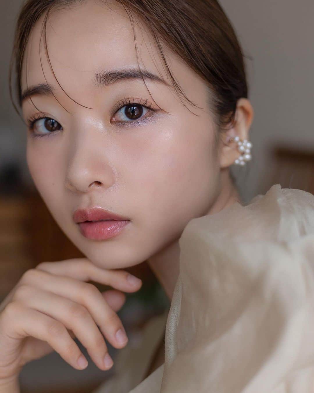 大木光のインスタグラム：「透明感とほのかな血色感を纏った 大人ガーリーなメイク💄  swipeでプロセスをのせています！  eye color..  @lunasolofficial  アイカラーレーション EX30 Mermaid Rhapsody  cheek..  @narscosmeticsjapan  エアーマット　ブラッシュ00541  @rmkofficial  ピュア コンプレクション ブラッシュ03  lip..  @hince_official_jp  スリムフィットリキッドベルベットLV005  @lauramercier  リップグラッセ　ハイドレーティング　 バームグロス　starlight  #メイク #narscosmetics #ナーズ #rmk #hince#lauramercier #ローラメルシエ #アイシャドウ #アイメイク#アイライン#夏メイク#メイク動画」