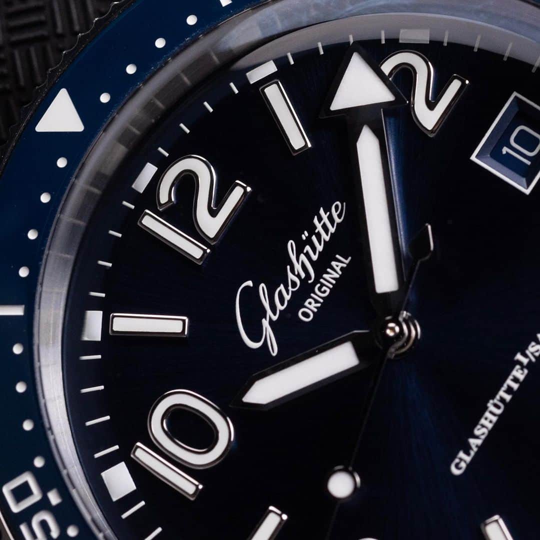 Daily Watchさんのインスタグラム写真 - (Daily WatchInstagram)「Today we choose the @glashuetteoriginal SeaQ 39,5mm in stainless steel with a striking galvanic blue dial. The connaisseurs choice that combines sportiness with high-end watchmaking #GlashutteOriginal  #GlashuetteOriginal #SeaQ」7月5日 20時26分 - dailywatch
