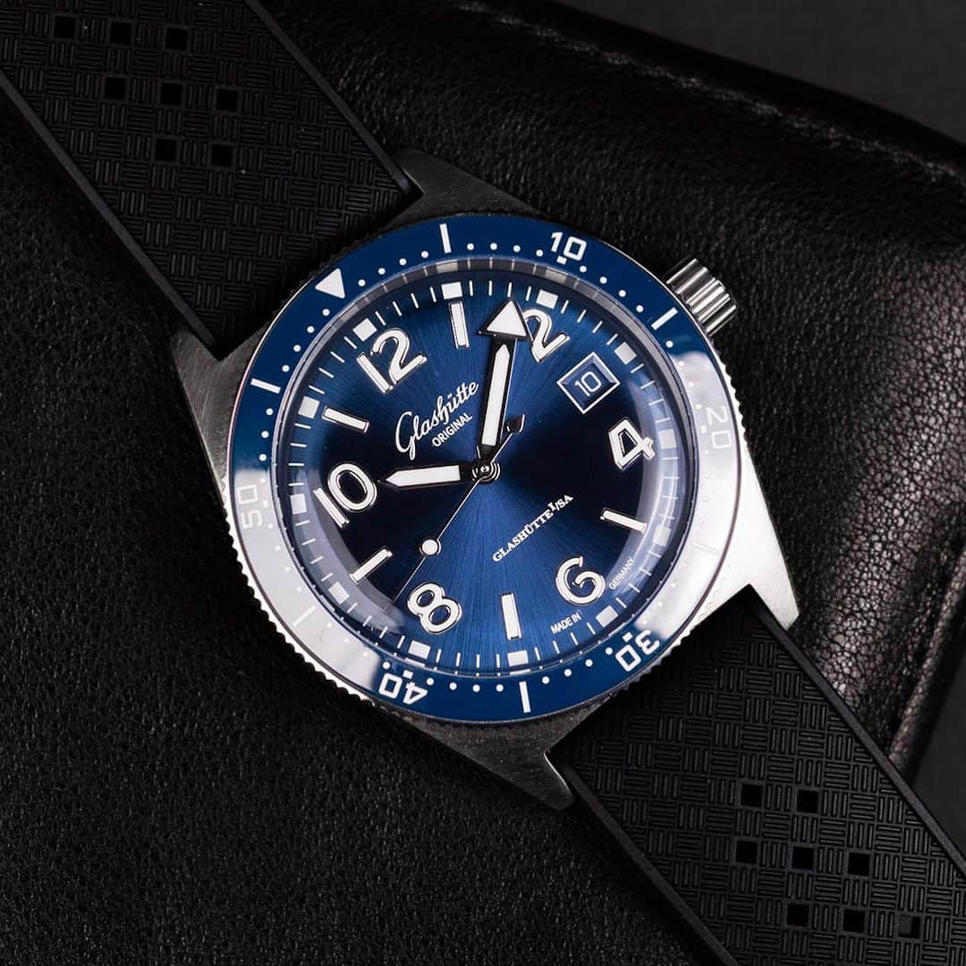 Daily Watchさんのインスタグラム写真 - (Daily WatchInstagram)「Today we choose the @glashuetteoriginal SeaQ 39,5mm in stainless steel with a striking galvanic blue dial. The connaisseurs choice that combines sportiness with high-end watchmaking #GlashutteOriginal  #GlashuetteOriginal #SeaQ」7月5日 20時26分 - dailywatch
