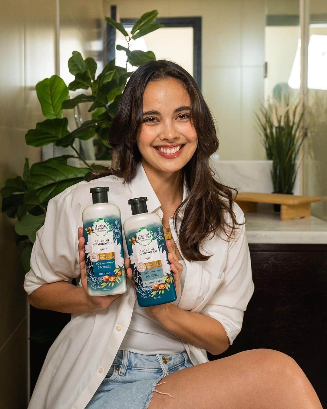 ミーガン・ヤングのインスタグラム：「Does your hair feel lifeless even if you shampoo regularly? Time to get real - is your shampoo being real with you? Check the labels on the bottles to see what kind of ingredients go into every bottle. It should only be real, natural goodness like the ones found in @herbalessencesph! Its easy to spot because of their easy to understand label 🤍 Know what each real ingredient does to help give your hair up to 2x more hair nourishment with regular use! Only stick to what's real so you can #FeelWhatsReal. Switch to Herbal Essences now! #Ad #Sponsored」