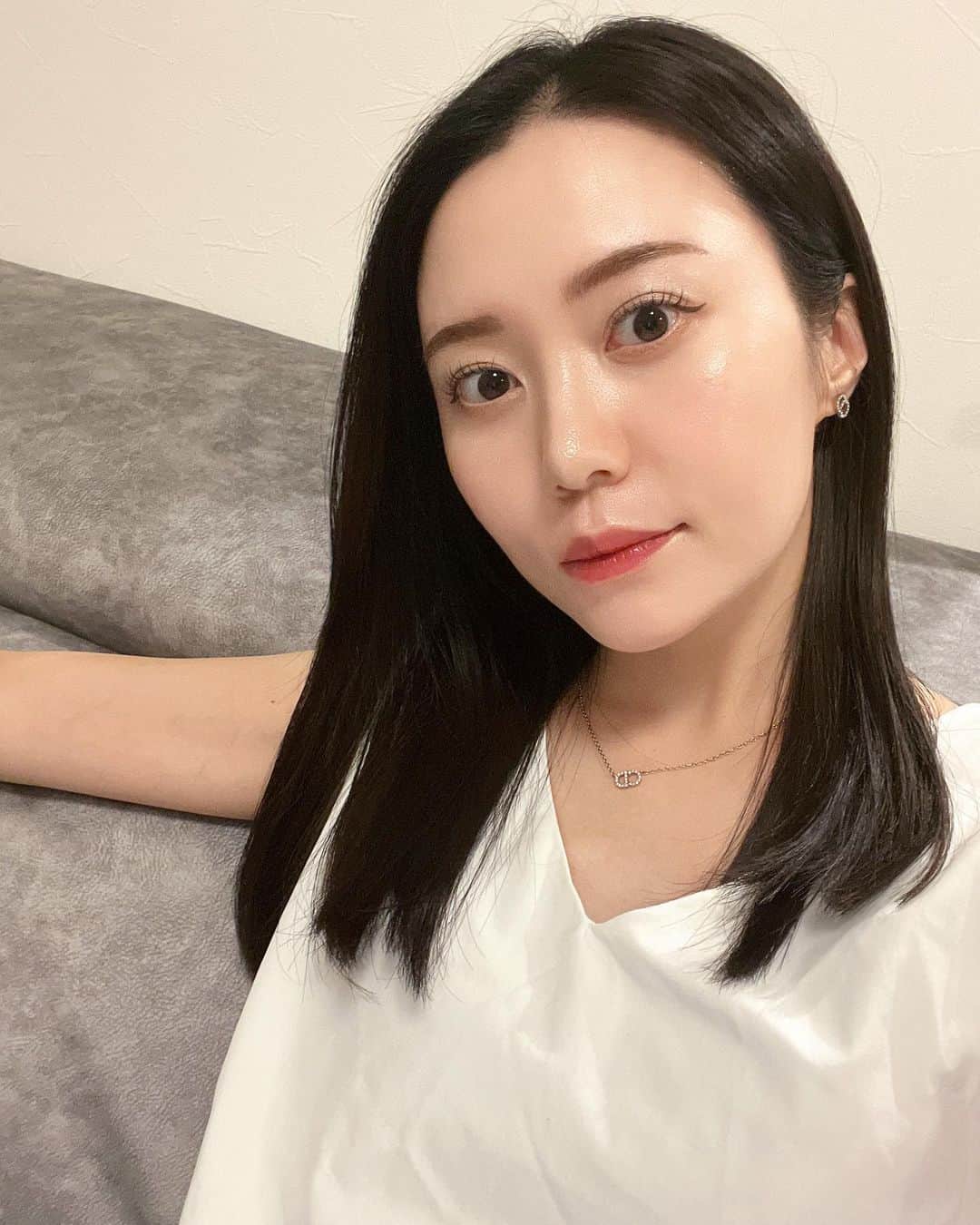 のインスタグラム：「２ヶ月ぶりに美容院へ行きました。(ちゃんと行って) 海に入るこの時期はどうしても美容院から足が遠ざかります🥹(そうじゃなくても遠ざかり気味なんだけど)  最近は髪も巻くことはほぼないので、ナチュラル路線です💙 ☜ よく言えば😂  暗くして、カットは重く見えないように量も調節して、トリートメントして、女子力上がった気がしています！単純✌️  #hair #hairstyle #haircolor #헤어 #헤어스타일 #헤어컬러 #セミロング」