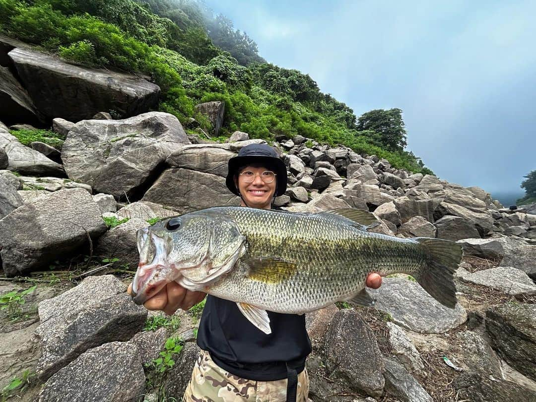 亜生のインスタグラム：「ほんの４時間足らずでこの釣果。 この結果は「2023クールアングラーズアワード」の真の実力を遺憾無く発揮したとしか、、。 「バスを釣った」という感覚ではなく、「バスが僕に釣られたがっていた」と言ったほうがいいかもしれない。 グランダー武蔵の仙人が枝と蜘蛛の糸だけでブラックバスを釣ったかのように。  #バスフィッシング #バス釣り #計5匹 #推定50up #少なくとも2匹 #いや、 #3匹とさせてください #僕の推定50upは #47センチからです #40upが1匹 #30センチくらいが1匹 #バスの大きさより釣れた過程が好きなので大きさはどうでもいいのです！ #最後の1匹は45センチくらいで #その前にこれより大きいの3匹釣ってたから #釣れた時に #周りのアングラーに聞こえるか聞こえへんくらいの声で #小さいわ #って言うた #イキってしまった #でもうれしくて手と足は震えてた #立ってる地面の小石がカタカタ言うてた  #ダイワ #スティーズAⅡ  #ブラックレーベルトラベルc73h5  #メガバス #suwitch #osp #ブリッツマグナム #Nories #ショットオーバー5」