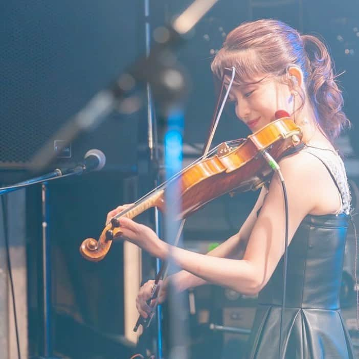 岡部磨知のインスタグラム：「🎻🔥  #violin  #live  #musician」