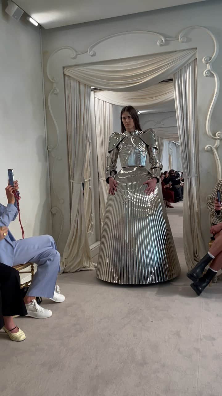 AnOther Magazineのインスタグラム：「The closing look at Demna’s third couture collection for @balenciaga was a stiff, armour-like dress, made entirely of metal ⚔️  This latest couture collection once more returns to the notion of cut, construction and the architecture of clothes, away from grand statements. “I love to do set design, and I don’t mind doing campaigns … but what about clothes?” Demna told AnOther in March. “This is my true value. This is why I do this.”  🎥 by @alexanderfury」