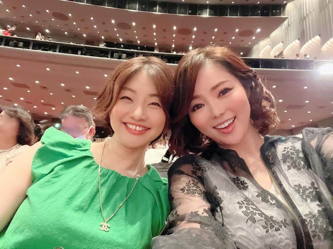 近藤英恵さんのインスタグラム写真 - (近藤英恵Instagram)「✨最🤩前🤩列✨  コロナ明け、1列目センターが解禁されてから初めて座りました👏  この視界忘れてた… 何度も昇天しかけました😇  生きる希望がメラメラ沸いてくるショーでした💎🔥  ひろちゃんお誘いありがとう✨  #ジュエルドパリ#神ショー#100回観たい#💯#😇#奏乃はると さんの熱唱で#踊るクレオパトラ#昇天#素晴らしいビューでした#🙌#🌈#はなちゃんの観劇日記」7月5日 20時35分 - hanachan93