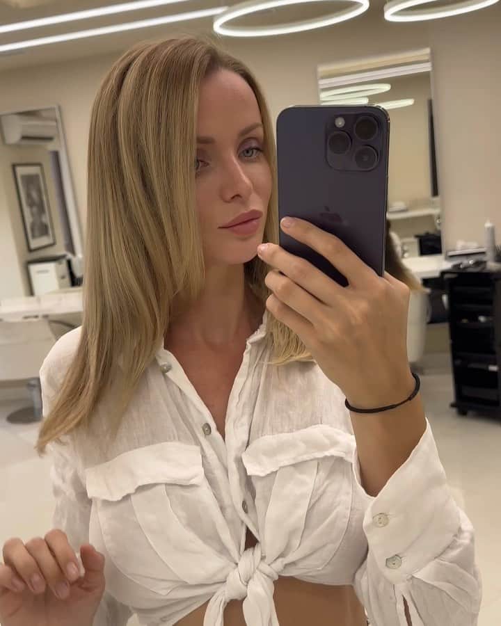 Ekaterina Enokaevaのインスタグラム：「Никогда! У меня не было таких здоровых волос 😻 А мне все говорили, что свои три пера на голове отрастить я не смогу, потому что «от природы» у меня редкие слабые волосы и другими быть они не могут. Оказалось могут! И в этом мне помогла знаменитая процедура Nano Genesis | MX Molecula От @serj_hoggord @hoggord   В течении трех месяцев я сделала 4 процедуры и мои волосы не только из соломы превратились в прекрасную гриву, но и стали быстрее расти🙀  Уход длился 2 часа. В салоне пахнет люксом. Со мной так бережно и красиво обращаются, я просто вынуждена вернуться в скором времени снова 😍 (Второе видео в карусели «До» процедуры)」