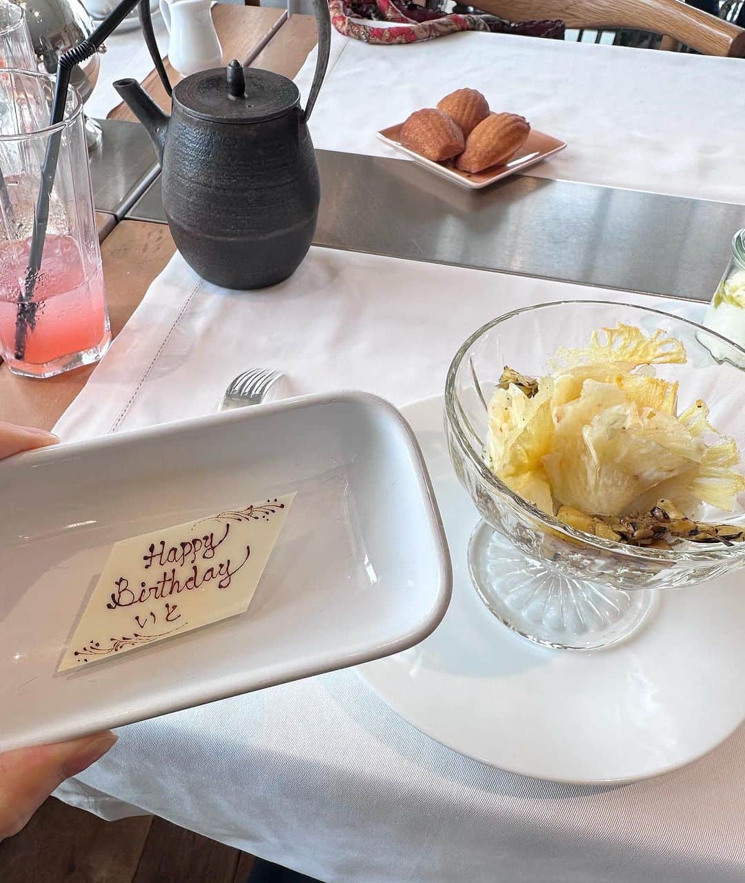 大野いとのインスタグラム：「また一つ、年を重ねました。28歳です。 お祝いメッセージを送ってくださった皆さまありがとうございます。😌☘️ 7月はケーキもりもり月間なので、幸せです。 これからもどうぞよろしくお願いします🫶」
