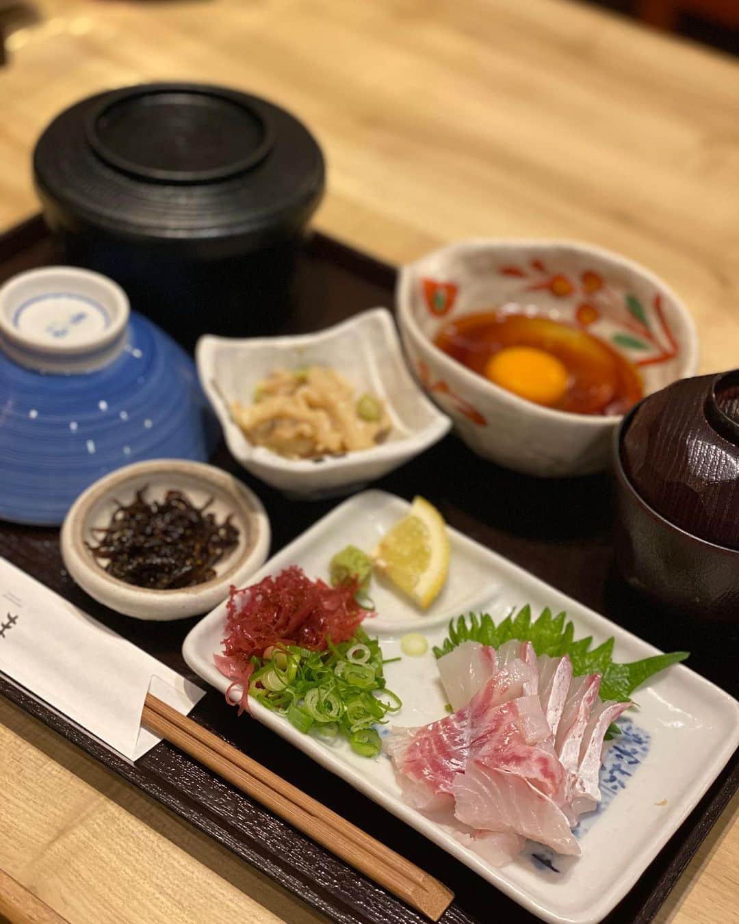 前川由希子さんのインスタグラム写真 - (前川由希子Instagram)「・ 宇和島鯛めし。  出張グルメ@松山。 愛媛名物の鯛めしには2種類あります。 タレと卵に鯛の刺身を絡めてご飯に乗せる【宇和島鯛めし】。 焼いた鯛を昆布だしで炊き込む【松山鯛めし】。 今回は、宇和島鯛めしを。 （ホテルの朝食で松山鯛めしを♡）  鯛はプリップリ。 タレは甘めで、卵がまろやかにしてくれて、 このタレだけでご飯イケる。 おひつにたっぷりあるので、 好きなバランス、量でご飯食べられます。  んー、うまい♡  ついご飯を食べ過ぎた😂  @taimeshi.motoyama  #鯛めし  #宇和島鯛めし  #鯛めしもとやま  #鯛めしもとやま本店  #愛媛名物  #愛媛名物鯛めし  #出張グルメ」7月5日 20時27分 - maekawa.yukiko