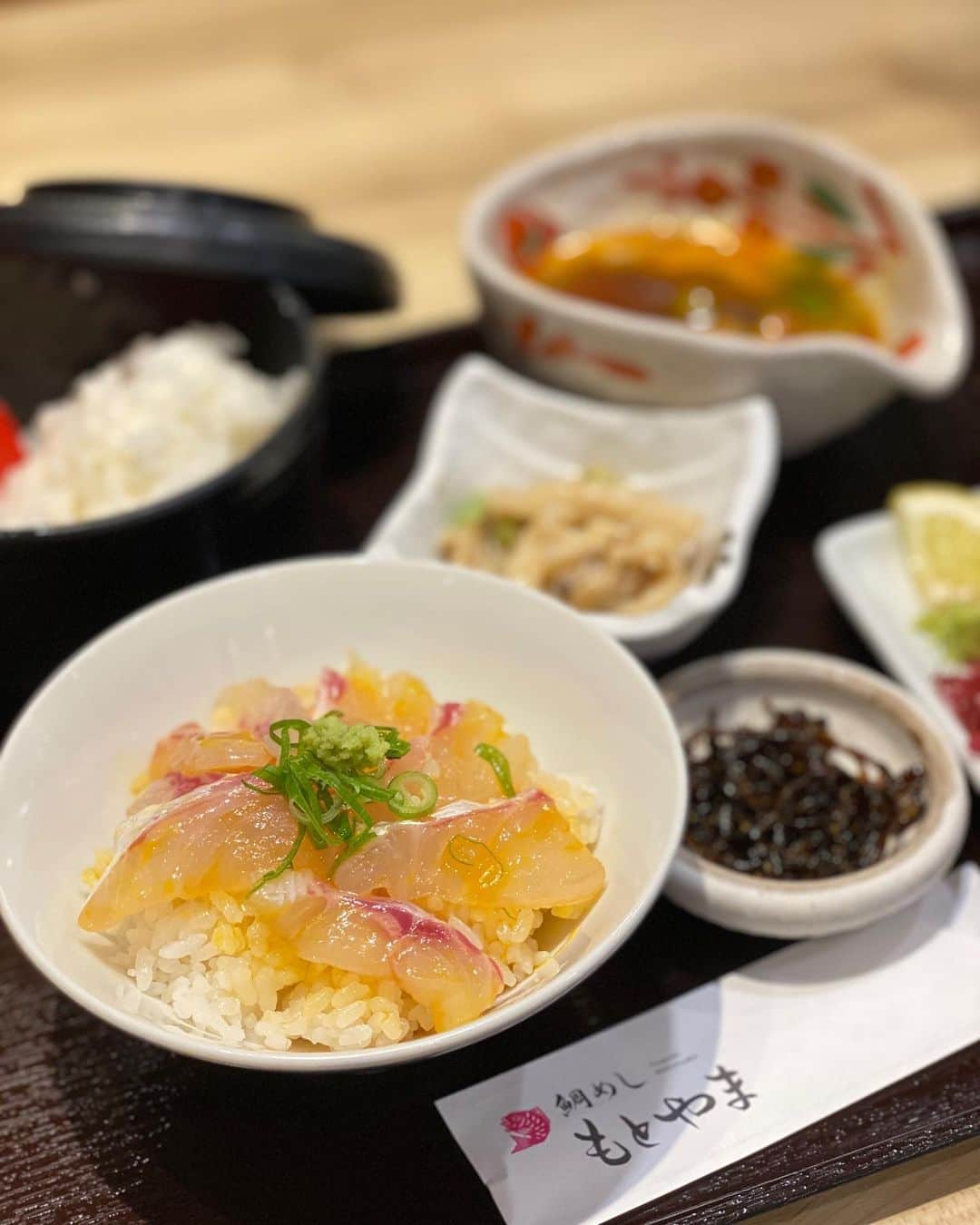 前川由希子さんのインスタグラム写真 - (前川由希子Instagram)「・ 宇和島鯛めし。  出張グルメ@松山。 愛媛名物の鯛めしには2種類あります。 タレと卵に鯛の刺身を絡めてご飯に乗せる【宇和島鯛めし】。 焼いた鯛を昆布だしで炊き込む【松山鯛めし】。 今回は、宇和島鯛めしを。 （ホテルの朝食で松山鯛めしを♡）  鯛はプリップリ。 タレは甘めで、卵がまろやかにしてくれて、 このタレだけでご飯イケる。 おひつにたっぷりあるので、 好きなバランス、量でご飯食べられます。  んー、うまい♡  ついご飯を食べ過ぎた😂  @taimeshi.motoyama  #鯛めし  #宇和島鯛めし  #鯛めしもとやま  #鯛めしもとやま本店  #愛媛名物  #愛媛名物鯛めし  #出張グルメ」7月5日 20時27分 - maekawa.yukiko
