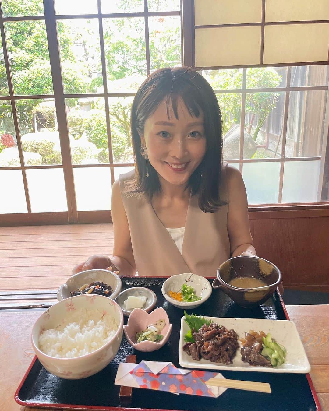 Kikuno Sayumiさんのインスタグラム写真 - (Kikuno SayumiInstagram)「娘と旦那とで大洲巡り🚶 あらは実家で遊びよったから久々３人だったよ😄 ・ #ぽこぺん横丁 で射的をしたり、#賞味期限20分 のわらびもちを食べたり牛肉の時雨煮定食を食べたりおしるこをこぼしたり… ・ 色々楽しかったぞー♡（1枚目は結構乾いてきたとこ） ・ サロペットは　@lagemme_ これ大人可愛くて良く着てる！楽天ルームに載せてるよ💡バッグ　@grl_official 靴　@reedit_official これも楽天ルームに。 ・ ・ #ママコーデ#愛媛#愛媛観光#サロペット#家族写真#愛媛グルメ#プチプラコーデ」7月5日 20時28分 - sayumikikuno