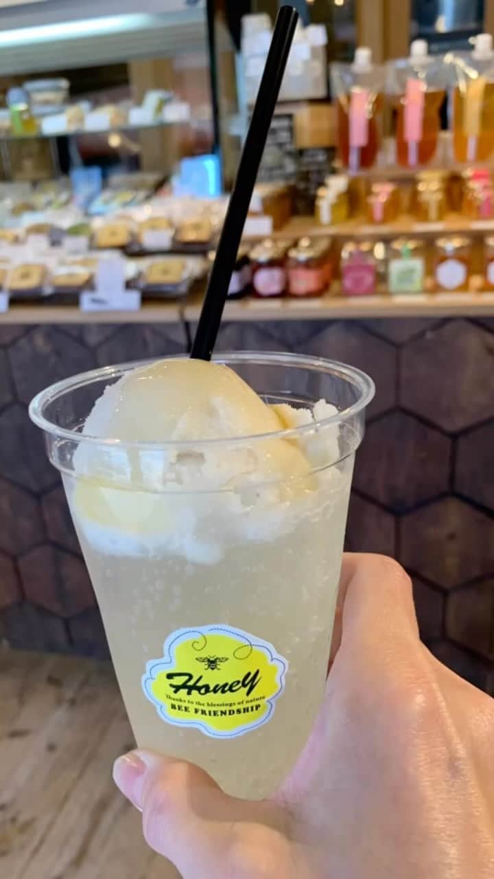 渡邊由貴のインスタグラム：「夏は、蜂屋さんのレモンソーダ🍋 https://www.kanjyukuya.com/kiyosumi/ 瀬戸内レモンと蜂蜜だけの甘みでつくるレモネード。レモンジェラートをのせたWレモンフロート最高😀 展示会の帰りに一休みだよ〜😆  #レモン #レモンソーダ #瀬戸内レモン #ハチミツ #蜂蜜 #蜂蜜屋 #beefriendship  #清澄白河  #清澄白河グルメ」