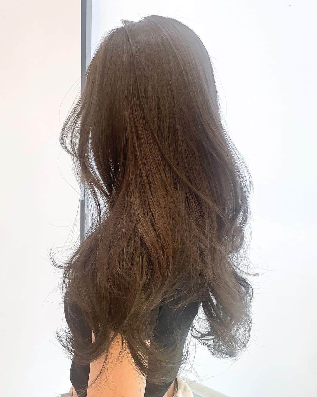 原涼香のインスタグラム：「大人気greige🩶赤味を柔らかく消して透明感up♡ ㅤㅤㅤㅤㅤㅤㅤㅤㅤㅤㅤㅤㅤ ダークトーンでも重くならないのがpoint🤍 カラーのみで明るめを続けると 透明感がよりでます✨ 一回で明るめ希望の方はWケアカラーがオススメです✔︎🤍 ㅤㅤㅤㅤㅤㅤㅤㅤㅤㅤㅤㅤㅤ 🎀韓国HAIR STYLE menu... ㅤㅤㅤㅤㅤㅤㅤㅤㅤㅤㅤㅤㅤ ☑︎カット ワンカールだけでも可愛いこだわりレイヤーカット🖤  ☑︎プレミアムケアカラー(or Wケアカラー) 透明感バツグンのグレージュカラー🩶 ㅤㅤㅤㅤㅤㅤㅤㅤㅤㅤㅤㅤㅤ ☑︎バイカルテトリートメント 韓国人みたいなツヤ髪はバイカルテトリートメントで叶います🖤  ㅤㅤㅤㅤㅤㅤㅤㅤㅤㅤㅤㅤㅤ ご予約はリンクから🫶🏻🔗 ㅤㅤㅤㅤㅤㅤㅤㅤㅤㅤㅤㅤㅤㅤㅤㅤㅤㅤㅤㅤㅤㅤㅤㅤㅤㅤ  #SHIMA#韓国ヘア#韓国スタイル#レイヤーカット#ワンホンヘア#ワンホン#ダークトーン#網紅#初カラー#暗髪#ベージュカラー#ラベンダーカラー#グレージュ#オリーブカラー#透明感カラー#銀座美容院#銀座美容室#美容師#시스루뱅#레이어드컷#koreanhair」
