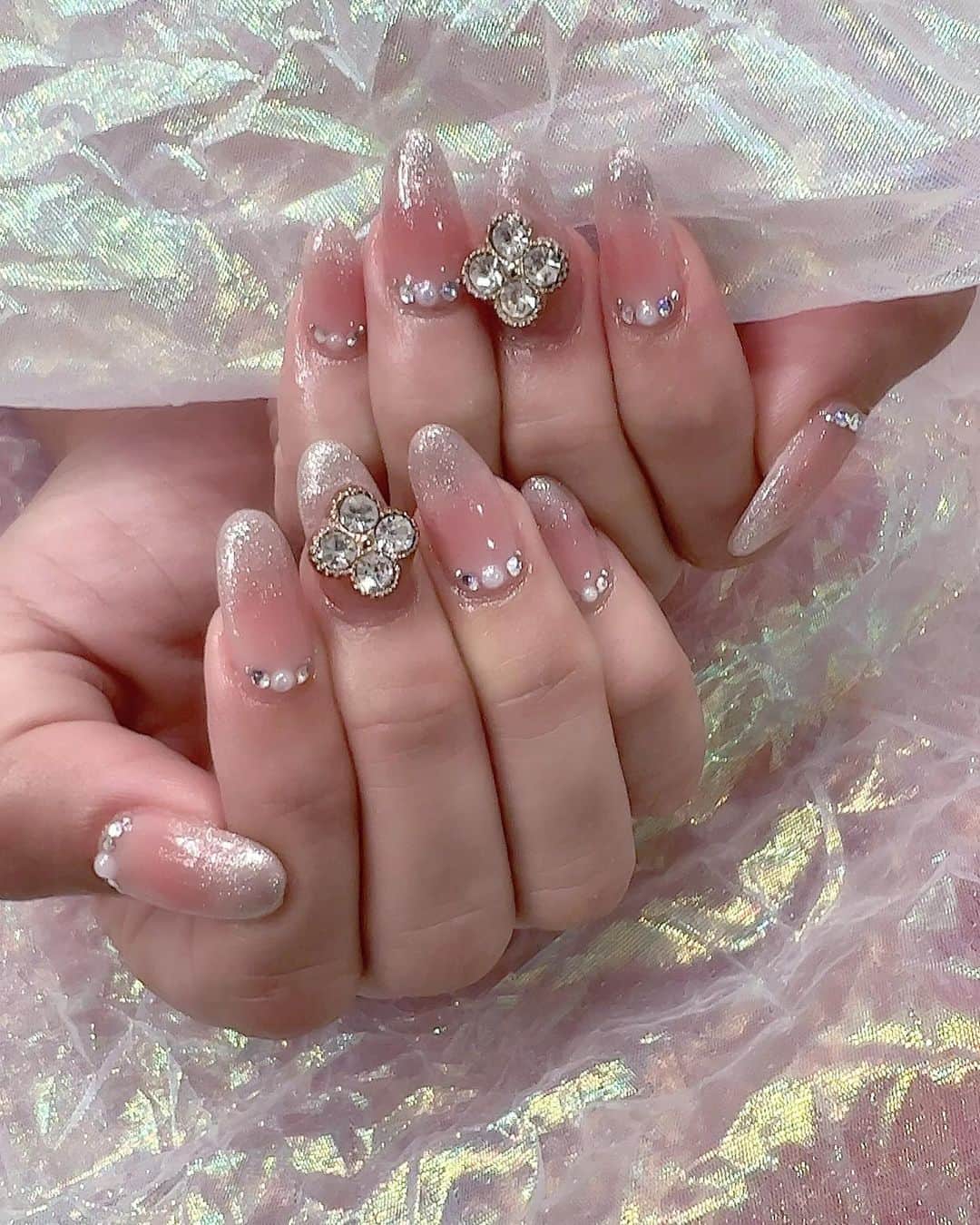 板橋瑠美のインスタグラム：「New Nail❤︎💅  意外と初❤︎な、チークネイルにしてみた^ ^  透明感あるぷっくりした美味しそうなチークネイルやってみたかった^ ^  でかいパーツ久々やりたくてセンターに❤︎  形とかデザインとかいつも本当完璧😍 @onnibeauty   いつもありがとうございます❤︎！！」