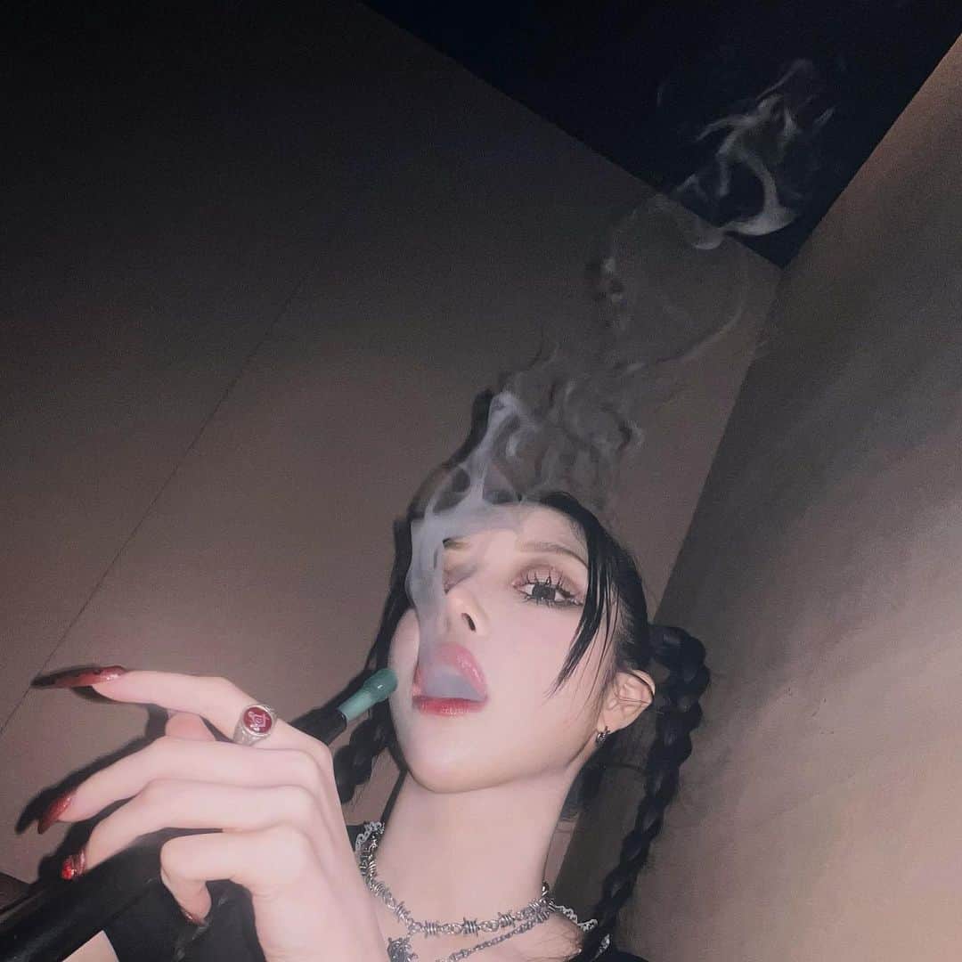 chiiiiiのインスタグラム：「♥️💬🍎🫘 果実を直接ブッ刺してる シーシャ屋さん🔪🔪🔪」