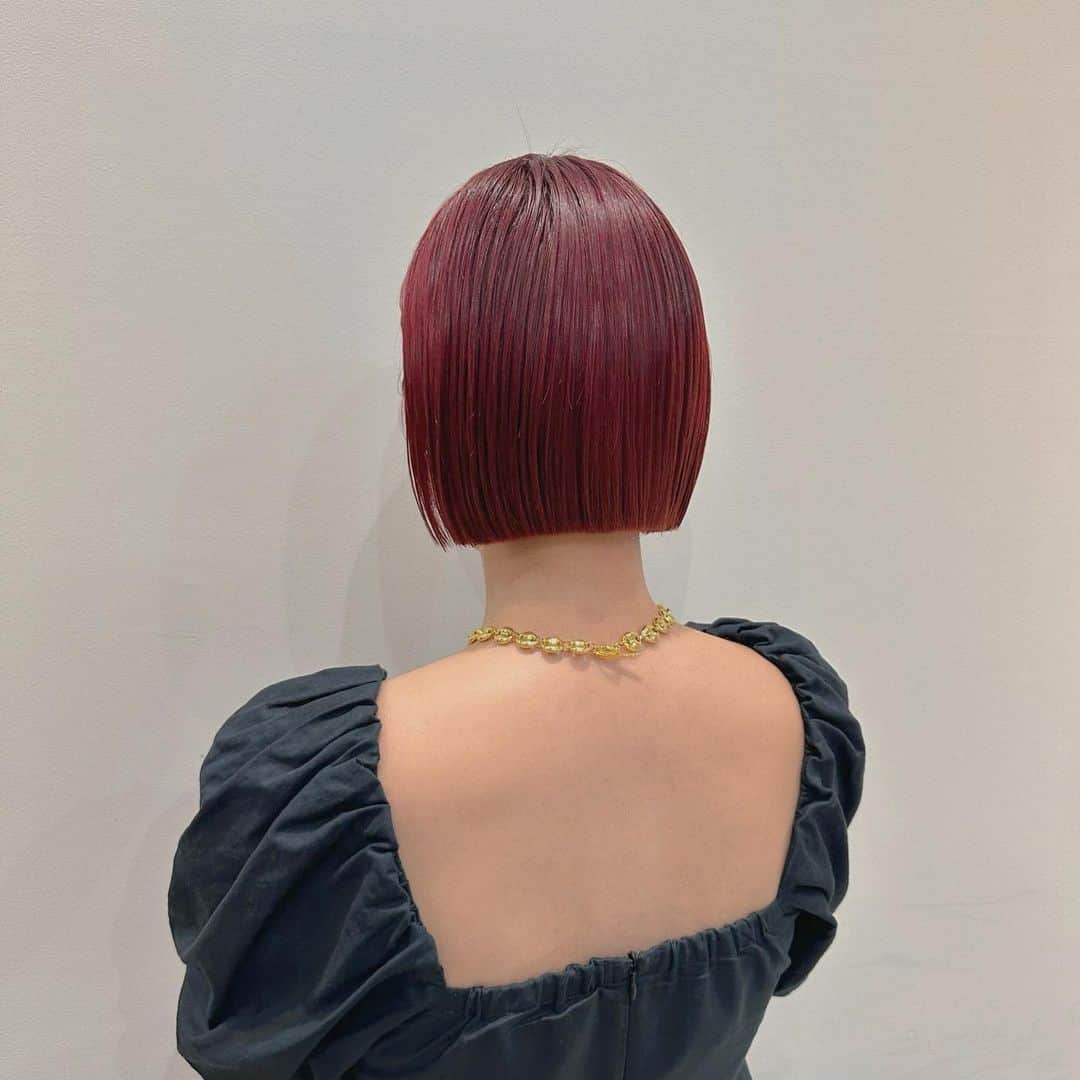 Momoのインスタグラム：「. オレンジやピンクに飽きた方に おすすめのcherry red 🍒♡ . 人気です♡♡ . .  . ✔️画像を保存してカウンセリングの 時にみせてください♡♡ .  イメージを変えたいけど短くするのも ブリーチをするのも勇気がいる🥺 . そんな方にも幅広くその方にあった提案 をさせて頂き一緒におしゃれを楽しみましょう♡ . ブリーチカラーは【ケアブリーチ】を 推奨しております♡ . ケアブリーチは従来よりも髪の毛への ダメージが94%cutされます！ . ブリーチなしのダブルカラーも 提案させて頂きますのでぜひご相談ください♡ . 12／3から 新店舗　GARD/ëN (ガーデン／エン) がopen♡♡ . 場所は表参道♡♡ 新しいこだわりのつまったお店で ぜひお会いできるのを楽しみに お待ちしております♡♡ . . ご予約はTOPからご予約サイト に飛べます✈︎♡(料金もそちらを参考に) . ご新規様も喜んでお待ちしております♡ . お電話.DMからも受け付けております♡ (DMは返信が遅くなる可能性が ございますのでそちらご了承下さい🙇‍♀️)  . .  〒150-0001 東京都渋谷区神宮前5-39-2 2F . TEL☎︎ 03-6712-5995 . 表参道駅から徒歩5分🚶🏼‍♀️(A1出口) ( 銀座線/千代田線/半蔵門線 ) . . 月 定休日 火・水　11:00〜20:00 木・金　12:00〜20:30 土　10:00〜19:00 日　10:00〜19:00 祝　10:00〜19:00 . . ぜひ、ご予約お待ちしてます♡♡ . codeアカウントはこちら   @__cd.momo____________ ♡ . ぜひフォローしてください♡ .」