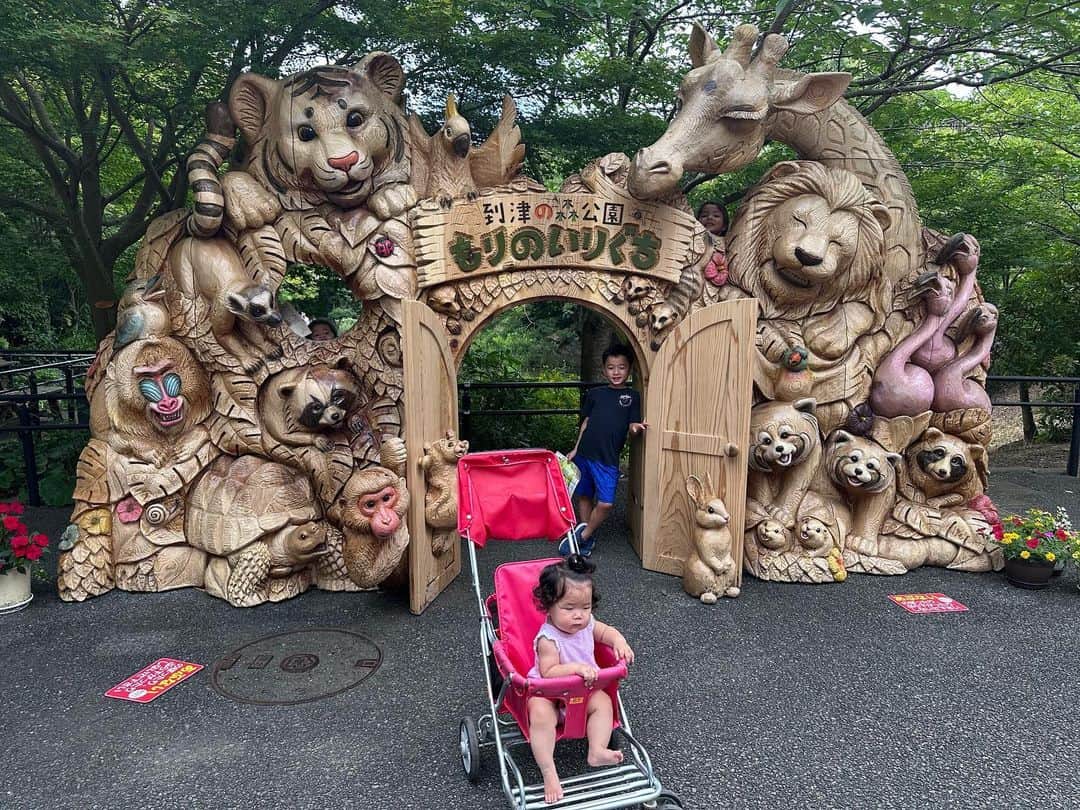 エリナ シルカのインスタグラム：「Can you find all 4 kids?  やまだんちの子供どーこだ！そしてみんな半目の奇跡✨」