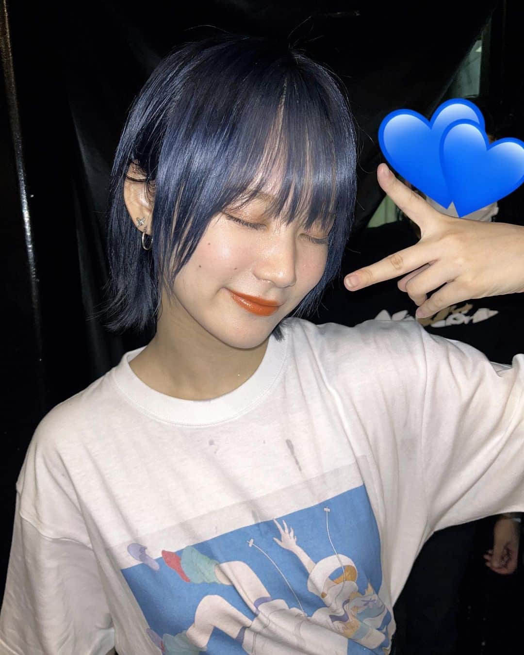 河野奈々帆のインスタグラム：「・ ⁡ 青髪かわい〜！！！カラコンも青〜🌀🧵🦕 ⁡ 横毛多めにして前髪下ろして少し雰囲気変えてみた ⁡ 個人的にお気に入り^ ^ ⁡ 青髪にオレンジメイクがこれから自分の中で流行るかも、、 ⁡」