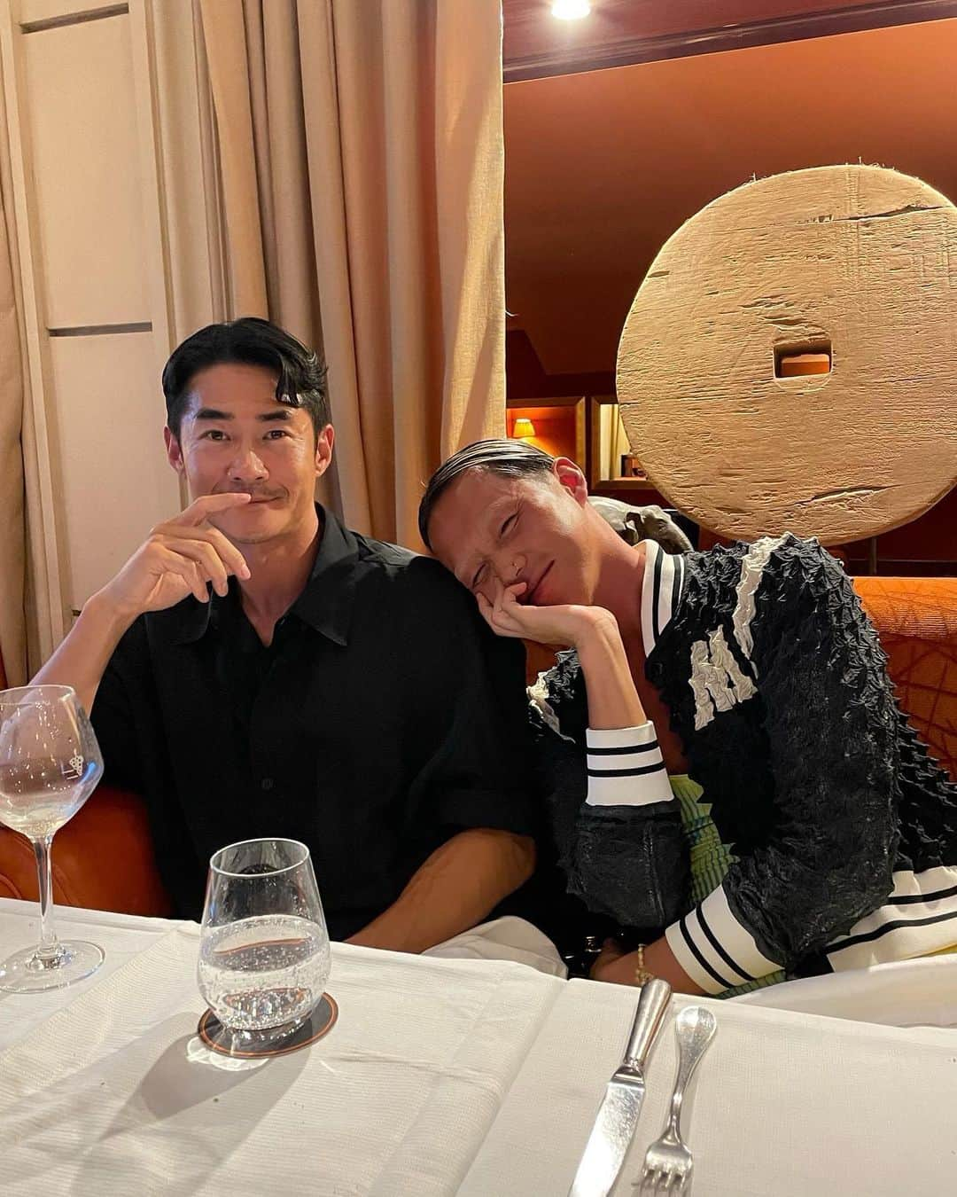 Junyoungさんのインスタグラム写真 - (JunyoungInstagram)「. 파리에서 만난 사람들 1. 🇫🇷 friend I met in Paris.」7月5日 20時39分 - yanggeng88