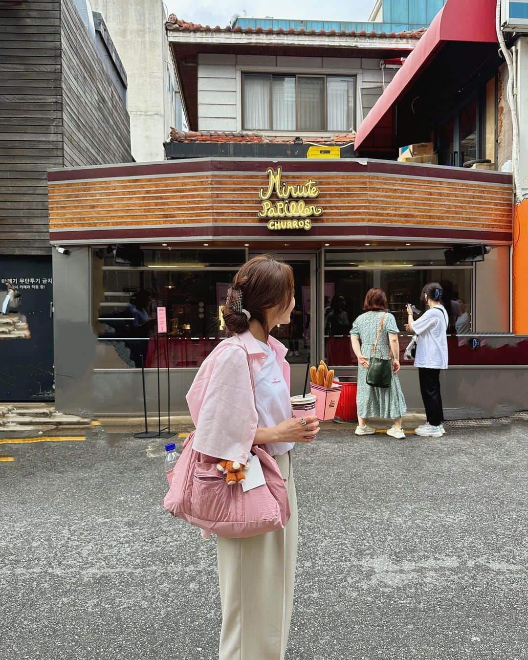 小祝麻里亜のインスタグラム：「🍩🍩🍩  知らぬ間に7月に突入してた！今月もよろしくお願いします🥰🧃  ． ＿＿＿＿＿＿ #카페 #카페추천 #카페스타그램 #서울카페  #압구정로데오  #韓国カフェ  #seoulcafe #seoultrip」