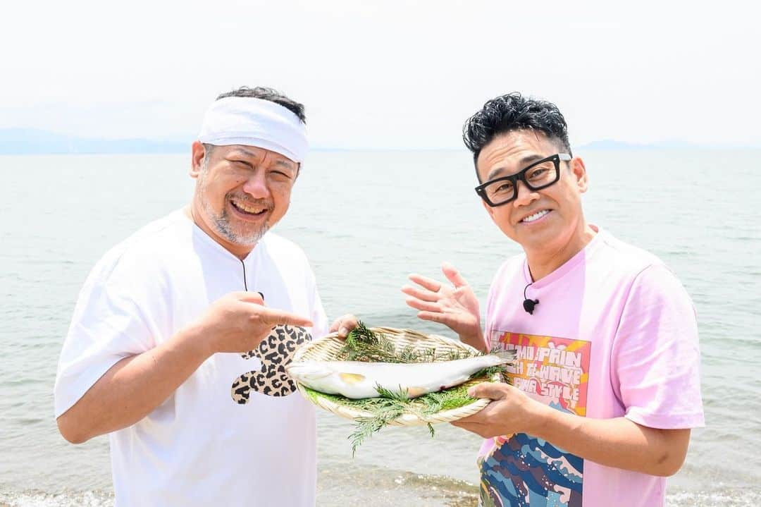 日本テレビ「満天☆青空レストラン」さんのインスタグラム写真 - (日本テレビ「満天☆青空レストラン」Instagram)「⭐️️ 今週の青空レストランは 滋賀県長浜市の「ビワマス」をご紹介します🐟  皆さんは「ビワマス」を食べたことありますか？  ビワマスは甘みが強くて、 トロにも負けないくらい上品な脂がのった身は至極の味わいなんです😋  ゲストはケンドーコバヤシさんです✨ 今回もオープニングはアレで登場です🤭  お楽しみに🐟  #満天青空レストラン #青空レストラン #青空 #青レス #満天 #宮川大輔 #大ちゃん #うまい　#レシピ #日テレ #日本テレビ #滋賀県　#長浜市　#滋賀県長浜市 #ロケ　#ビワマス　 #ケンドーコバヤシ　#ケンコバ #サッポロ　#サッポロで乾杯」7月5日 20時39分 - aozora_official