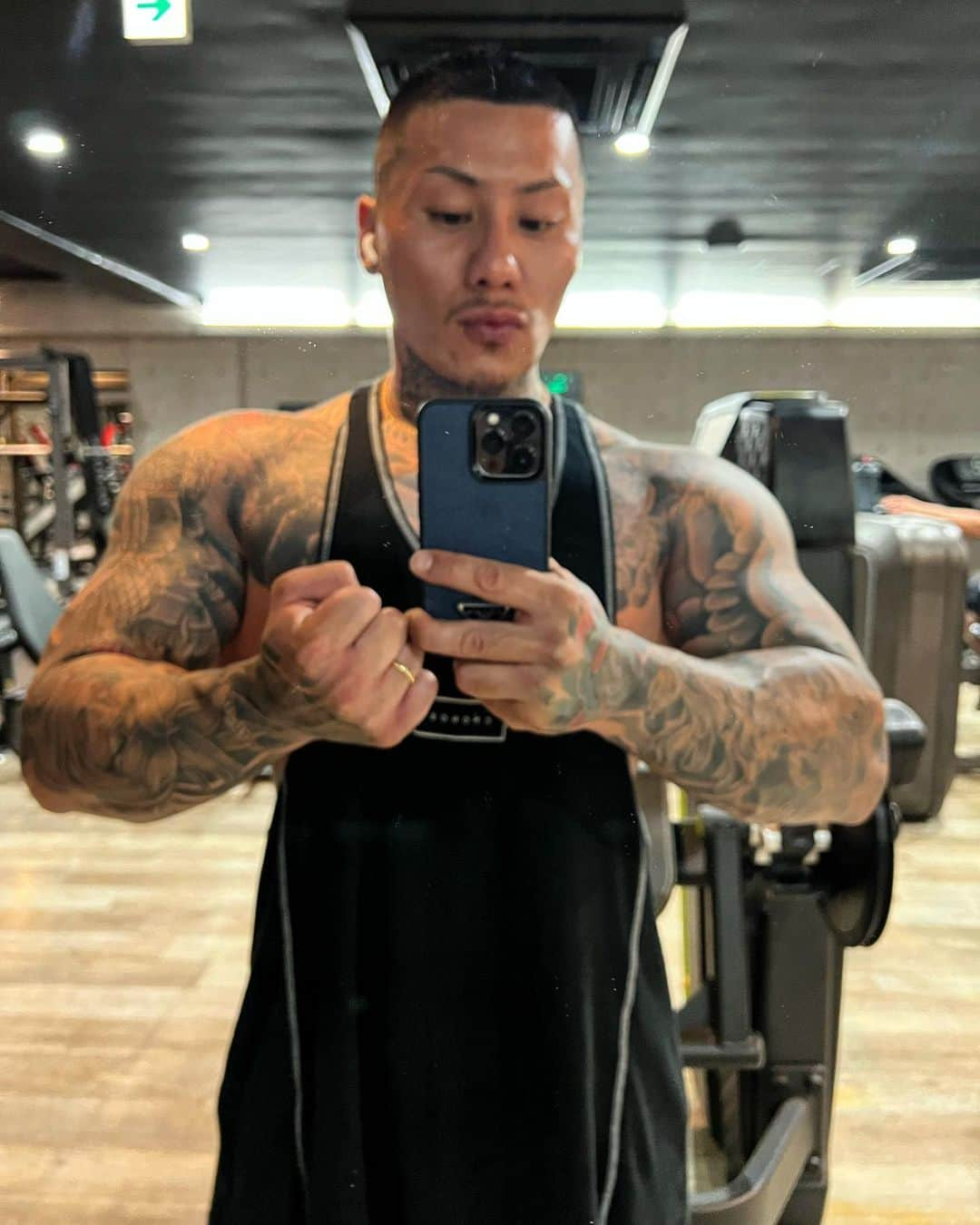 中村直輝さんのインスタグラム写真 - (中村直輝Instagram)「#training#fitness#workout#gym#tattoo#japanesetattoo#physique#bodybuilding#bulk  直線が曲線を生み曲線が円を描く それを信じて進む 自分自身のimageでdamageを」7月5日 20時40分 - _naokinakamura_