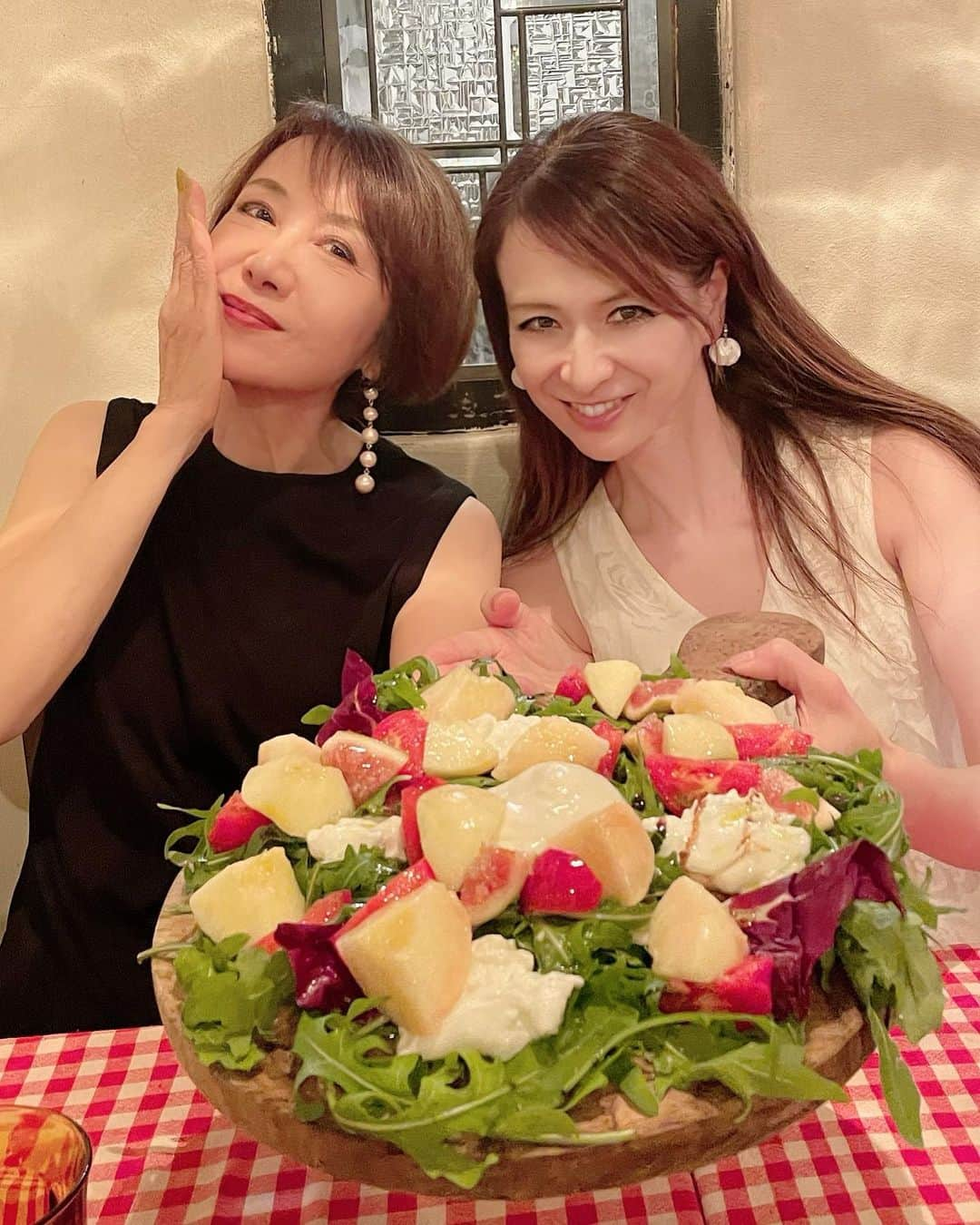 里井真由美さんのインスタグラム写真 - (里井真由美Instagram)「プレミアムメロン〜🍈  渋谷「マーサービス」のシフォンケーキ丸ごと〜　で、お誕生日お祝いでございます〜㊗️  @mercer_bis   →三軒茶屋のイタリアン「イルキアッソ」シェフの皆さまと可愛く盛り付けてお祝い〜　  @vineriailchiasso   マーサービスのシフォンケーキは、ふわっふわでクリームがじゅわっと染み入りながら　みずみずしいメロンとなんて合うのかしら♡  いちご🍓注文していて、その場で急にメロンに変更してしまったのに、神対応して下さり、スタッフさんのお気遣いに感激🥲 うるうる🥺✨✨✨✨ありがとうございました。お陰で皆大喜び♡  。。。  お世話になっている林さま〜😆✨✨ 女優の奈美悦子さん、まきえ先生、しほりちゃんと　ワイワイ楽しみながらのお席で、最後は全員でお祝い撮影🙆‍♀️  イルキアッソ、サラダがめっちゃおいしい〜　そして🐙タコー❤️  ラザニアもお気に入り🙆‍♀️ ぜひ  🔻 @vineriailchiasso   。。。  楽しい夜をお過ごしくださいね〜  。。。  #マーサービス#メロン#シフォンケーキ#イルキアッソ#お誕生日お祝い#奈美悦子　さん#里井真由美#お誕生日#シフォンケーキ#メロン#三軒茶屋ディナー」7月5日 20時40分 - mayumi.satoi