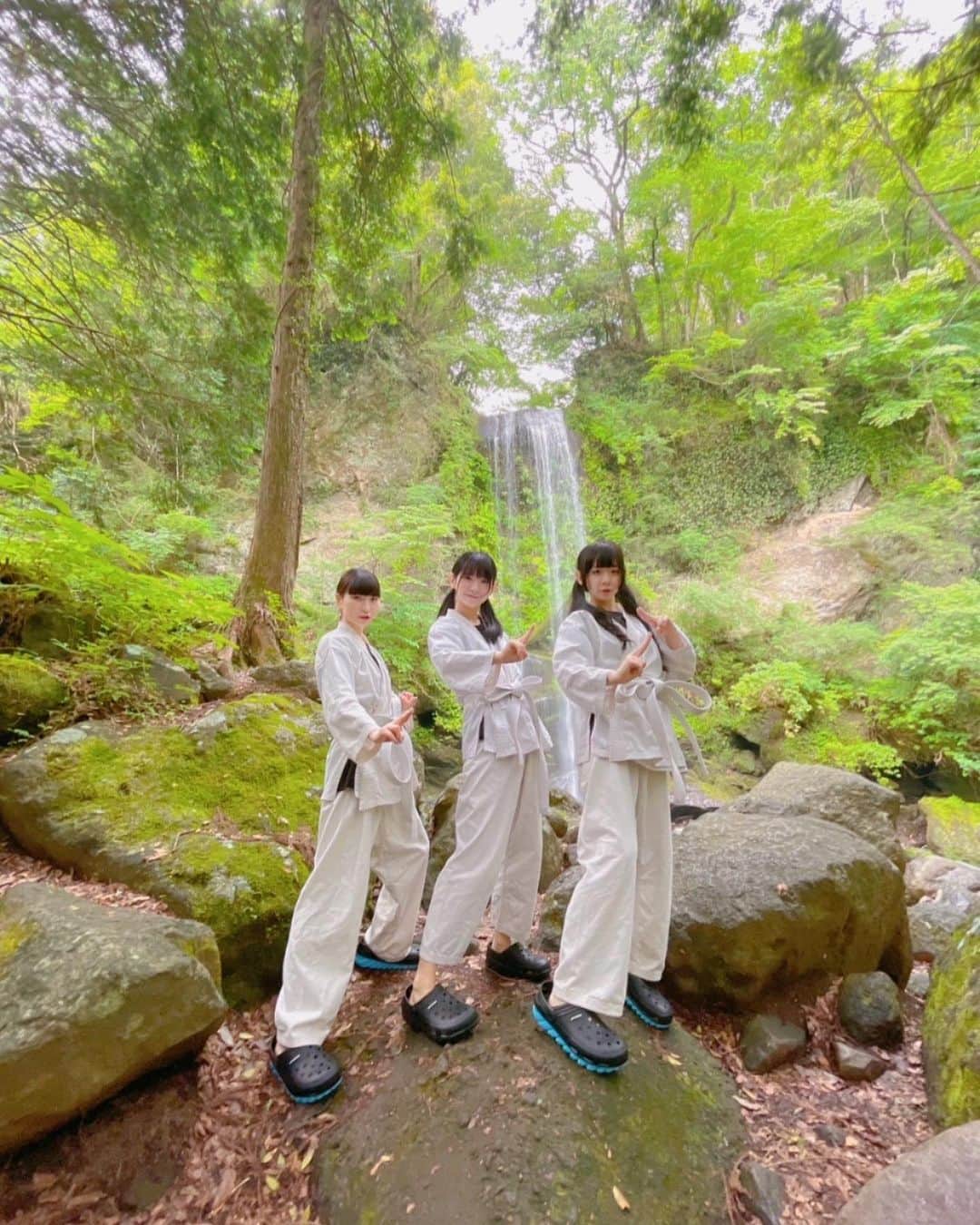 ピンキー！☆藤咲彩音のインスタグラム：「人生一度は滝行行ってみたいよね  行ってきました！！！！  #でんぱの神神 #滝行」