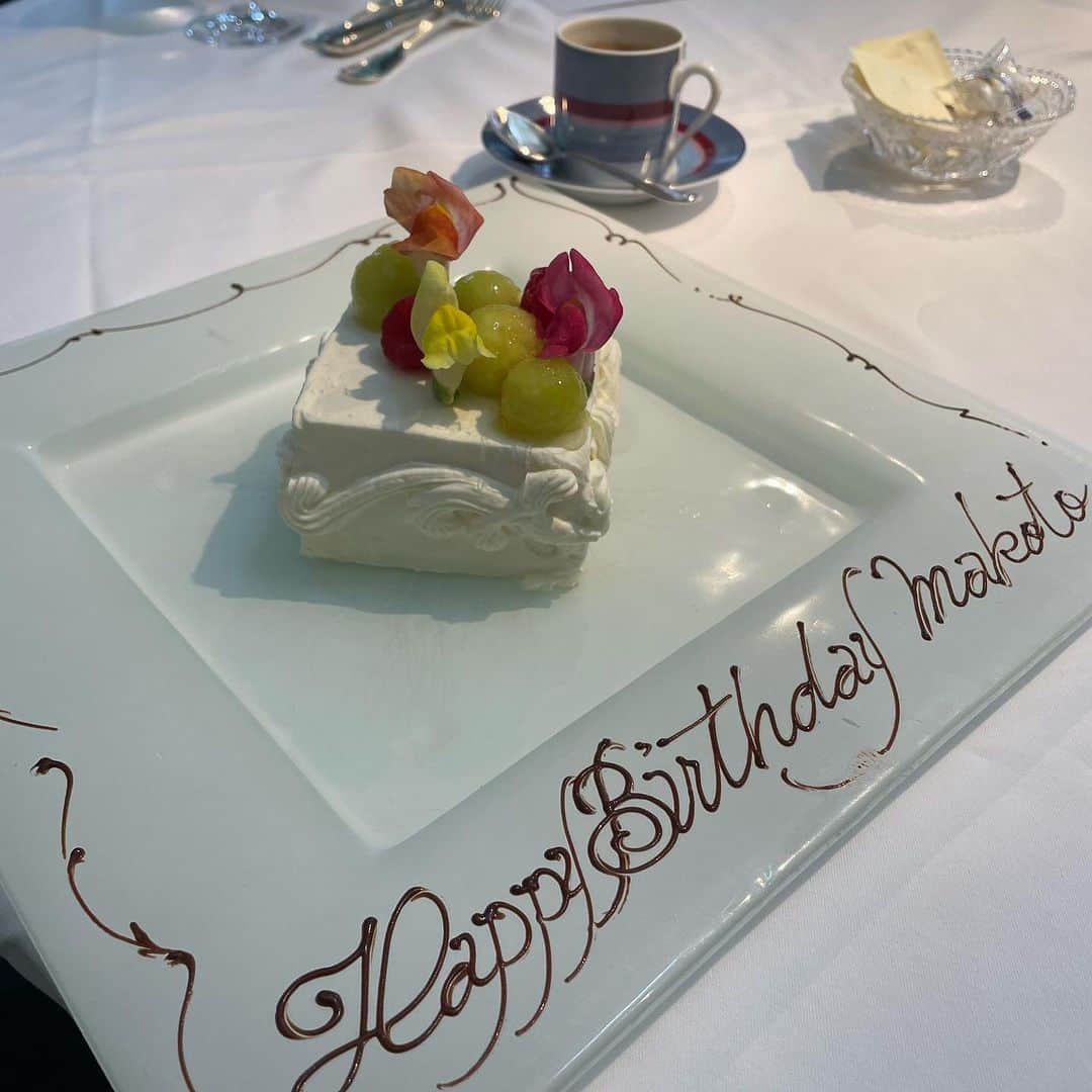 南真琴さんのインスタグラム写真 - (南真琴Instagram)「. . 大好きな美容整形ちゃんが誕生日お祝いしてくれました🥺✨✨ 元々ファンだからお会いできるだけでも幸せなのに🙇‍♀️  美しいだけじゃなくて行動力があって頭が良くて尊敬できる部分がありすぎます🫶💖 今日も話が面白過ぎて、というか異次元すぎて笑ってました😂 人生経験がレベチすぎた。笑  髪型で更にパーツの美しさが際立ってガン見しておりました😭✨✨ 頭の形まで美しいとかあるんだ、、意識上がります🥺 お忙しい中ありがとうございました💓  #美容整形ちゃん　#ただのファンです」7月5日 20時42分 - makoto666_