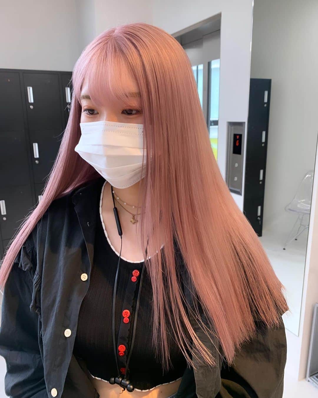 Beleza_official_instagramのインスタグラム：「ピンクブロンド ピンクベージュ ピンクミルクティー 🎀 #ブリーチ2回 から♡  ＊選択クーポン＊ 【emi指名限定】と記載のメニューからお選びください  カット＋Wカラー＋内部補修トリートメント　¥20,000〜 カット＋ハイブリーチカラー＋内部補修トリートメント　¥26,400〜  ご予約はプロフィールに記載のURLホットペッパー又は、dmから 初回は髪の履歴や状態によりお時間が長くかかる可能性がありますのでハイブリーチメニューでのご予約がオススメです❕  ブリーチはだれを任せるかで仕上がりも、今後の髪の状態もとっても差がでる技術です ハイクオリティなヘア是非お任せください🎀  来店時にケアの方法もたっぷり お伝えします♡ ダメージレスでムラのない艶ハイトーン一緒に育てていきましょう🌙💫  #ヘアカラートレンド#リタッチブリーチ#ブリーチカラー#ブロンド#ハイトーン#ハイトーンカラー#ハイトーンピンク#ピンクカラー#ハイトーンミルクティー#グレージュカラー#ミルクティー#ミルクティーカラー#ピンクミルクティー#ミルクティーベージュ#ブロンドヘアー#ブロンドカラー#インナーカラー#ハイトーンボブ#ホワイトピンク#ピンクベージュ#ピンクブロンド#ホワイトベージュ#ホワイトカラー#ホワイトブロンド#抜きっぱなし#抜きっぱなしブロンド#emi_special」