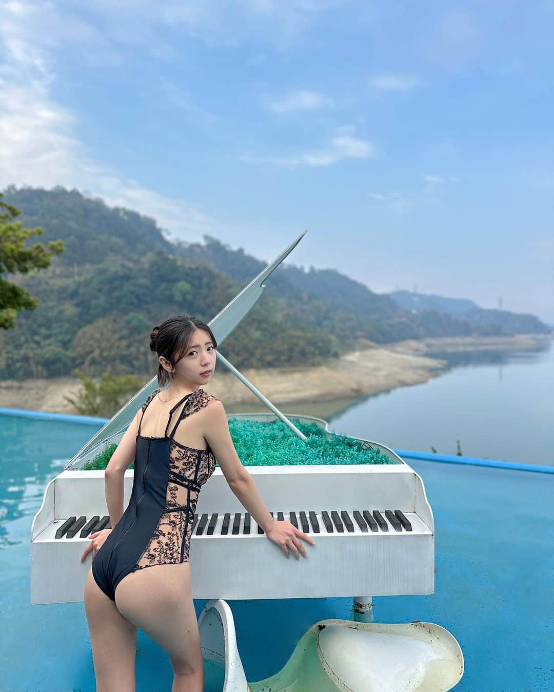 めいのインスタグラム：「-- 海辺を連れてくれないと どうやって水着を着て見せるかな😆 ・ ・ ・　 ・ ・ ・  —  #instapic#日本#写真部#寫真#portrait#사진#写真集#pool#커피#ポートレート#japanesegirl#beauty#japan#photo_jpn#taiwan#섹시#photo#bikini#フォロー#撮影#model#view#水着#tokyo#follow#portraitsedition  不帶我去海邊 怎麼穿泳衣給你看😆」
