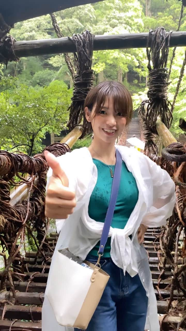 小坂田純奈のインスタグラム：「徳島の祖谷のかずら橋！！ 大雨の中渡ってきた😂  #徳島観光 #四国旅行 #徳島旅行 #かずら橋 #ショート女子 #旅行好き女子 #旅行好き #祖谷のかずら橋 #祖谷」