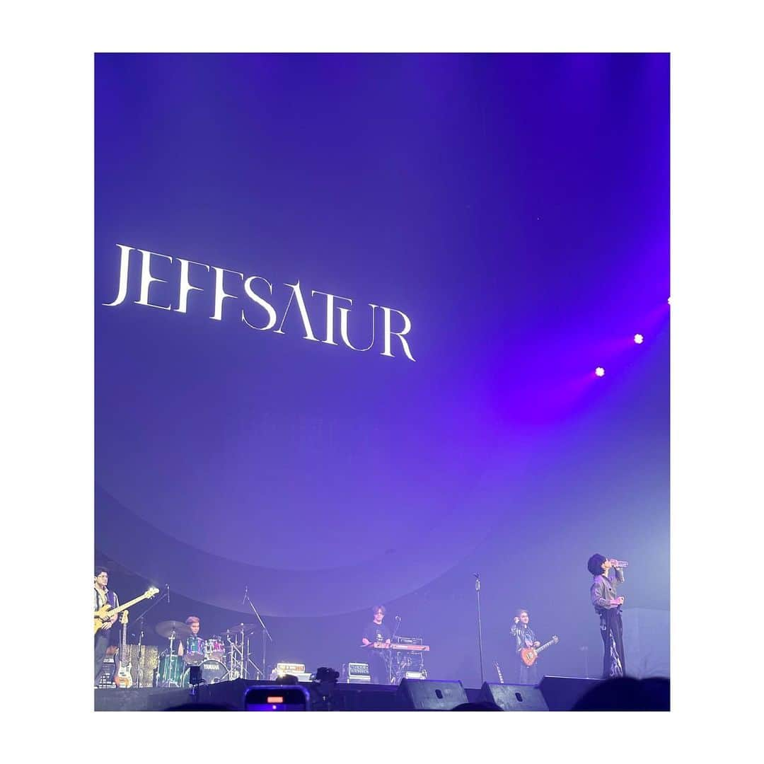 香音有希さんのインスタグラム写真 - (香音有希Instagram)「#LEO #moveonconcert  #20230610  . . 時系列バラッバラですが コンサート繋がりで6月のmoveon🥹🥹🥹 めちゃくちゃ楽しかったぁああああ！！！！！！ 大体3組のアーティストずつで公演時間が分かれていて、 私は最推しのJeff Saturさん、HYBSさん、ETC.さんの回を観ました🥰 各50分ずつ位ライブやってくださり大ボリューム、大満足🔥❤️‍🔥 コラボもあったりでこの日限りの生の楽しさを味わいました🥹❤️‍🔥  Jeffくんの生歌を近距離で浴びるのは勿論のこと、HYBSさんもとっても格好良く心地よく、ETC.さんの優しくポジティブになれる歌声も最高で どんどん好きなアーティストが増える😆 タイポップ、もっと詳しくなりたい！！！！！！  興奮冷めやらぬまま撮った写真が浮かれすぎている。 . . #やっぱり生歌は最高 #上がりました #またフェスいきたい #jeffsatur  #hybs  #etcband」7月5日 20時44分 - kaonyuki_yukako