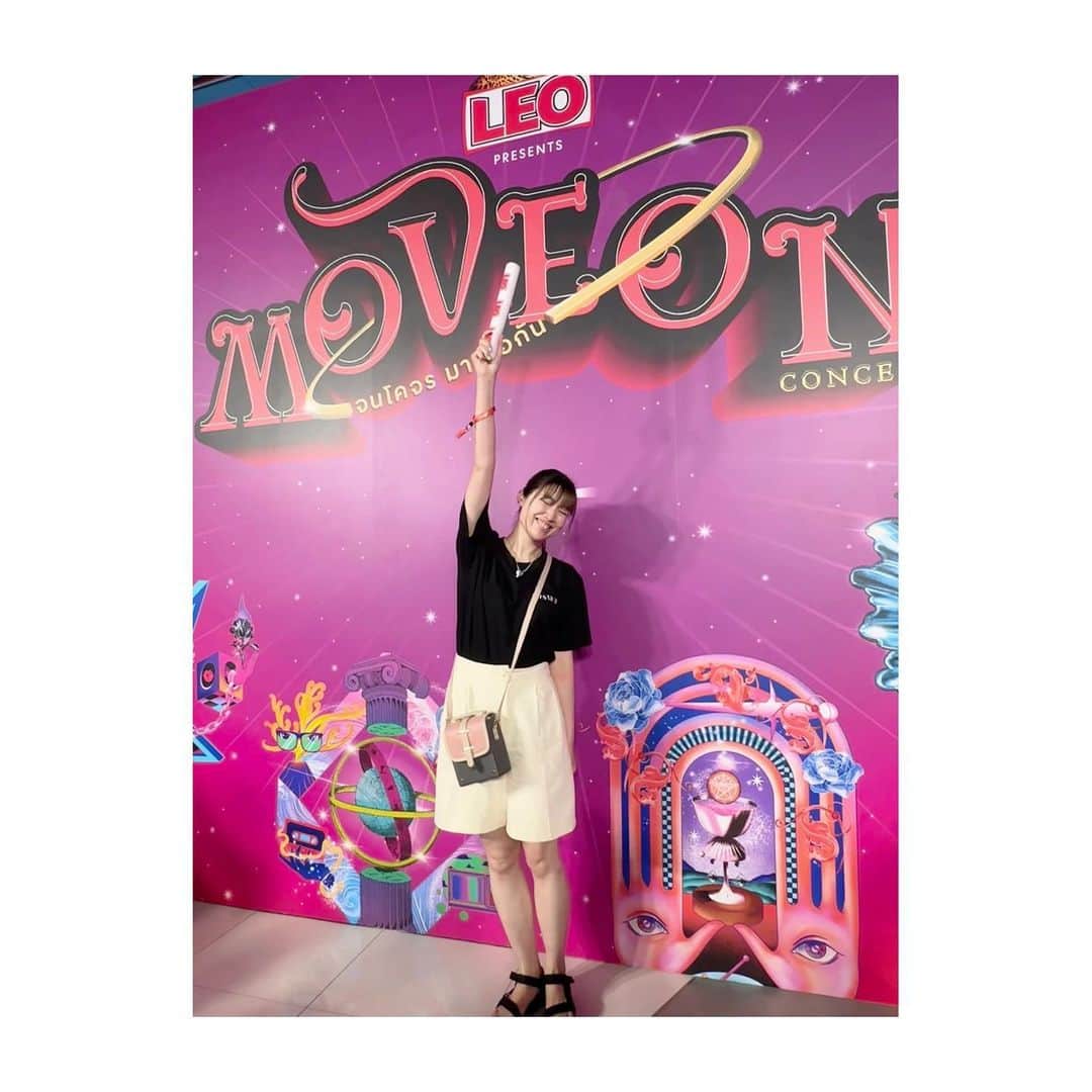 香音有希のインスタグラム：「#LEO #moveonconcert  #20230610  . . 時系列バラッバラですが コンサート繋がりで6月のmoveon🥹🥹🥹 めちゃくちゃ楽しかったぁああああ！！！！！！ 大体3組のアーティストずつで公演時間が分かれていて、 私は最推しのJeff Saturさん、HYBSさん、ETC.さんの回を観ました🥰 各50分ずつ位ライブやってくださり大ボリューム、大満足🔥❤️‍🔥 コラボもあったりでこの日限りの生の楽しさを味わいました🥹❤️‍🔥  Jeffくんの生歌を近距離で浴びるのは勿論のこと、HYBSさんもとっても格好良く心地よく、ETC.さんの優しくポジティブになれる歌声も最高で どんどん好きなアーティストが増える😆 タイポップ、もっと詳しくなりたい！！！！！！  興奮冷めやらぬまま撮った写真が浮かれすぎている。 . . #やっぱり生歌は最高 #上がりました #またフェスいきたい #jeffsatur  #hybs  #etcband」