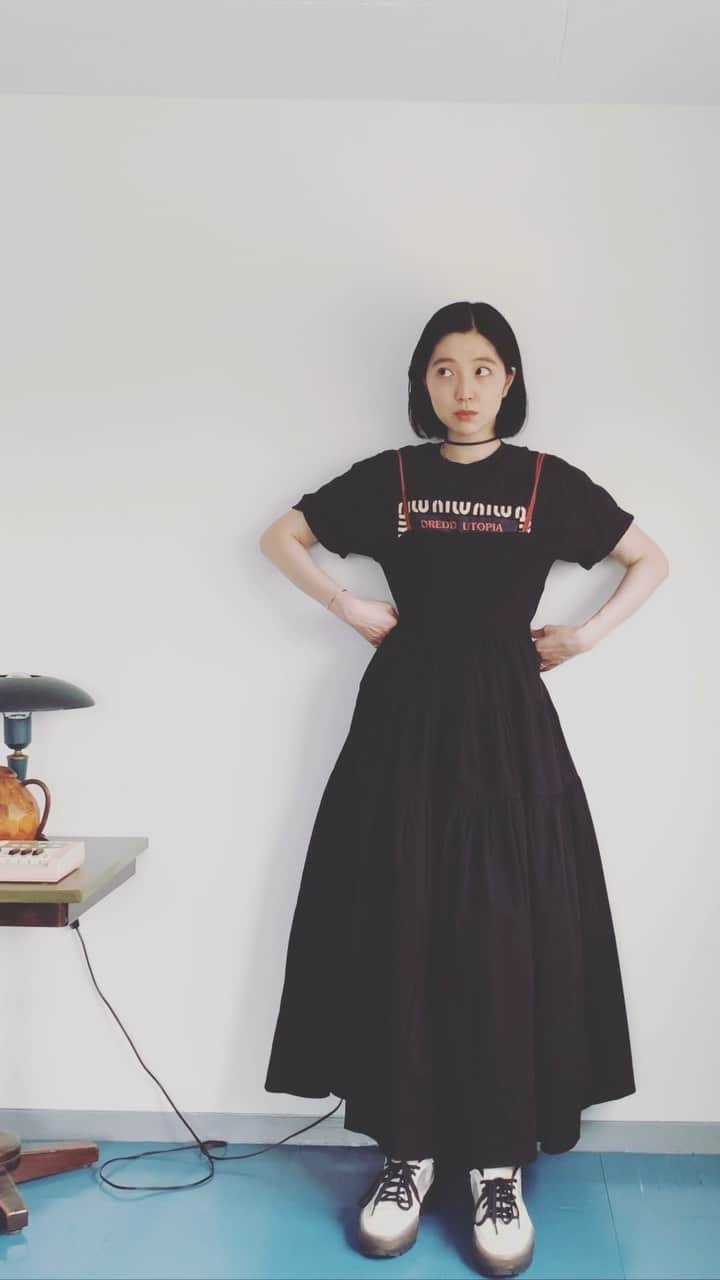 小谷実由のインスタグラム：「マイちゃんの作った @ellacantaria のワンピースが届いてすぐに着た🪐🪐🪐ボリュームたっぷりでかわいい🦭 #おみゆ箪笥   Tshirts @loosejoints_journal . dress @ellacantaria . shoes @reebokjp . necklace @odakha_official .」