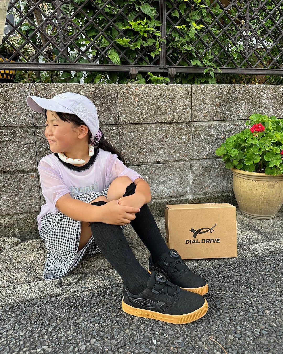 ena..*加藤 恵梨奈さんのインスタグラム写真 - (ena..*加藤 恵梨奈Instagram)「⁡ ⁡ ⁡ ⁡ ⁡ ⁡ DIALDRIVE👞の靴を長女に提供して頂きました。 ⁡ 子供の足の成長は3〜15歳で決まるみたいで 現代の子供の75%以上が浮指や偏平足などの 足裏トラブルを抱えていると言われてて 原因は、筋力不足とアーチ形成がきちんと 出来てないことなどが挙げられてるみたい！ ⁡ そこでこのら"ダイヤル式のキッズシューズ"で ダイヤルを締めて調整する事で 浮いてしまう指先もしっかりホールド⚪︎ ⁡ 凸凹した特殊な3Dインソールを搭載してて この凸凹が足裏のアーチ形成をサポートしてくれる。 ⁡ 履くだけでアーチ形成をサポートでき 運動神経の向上や怪我のリスクも軽減する 可能性もあるよ！ ⁡ 長女はダイヤル式の靴を履いて 普段の靴より履きやすいし 紐がない分時短になると感想でした👧🏽 ⁡ ⁡ ⁡ @dialdrive  #ダイヤルドライブ #リオオンラインストア #子ども靴 #キッズシューズ #三姉妹コーデ #女の子ママ #靴が好き」7月5日 20時47分 - e_n_a_p_i