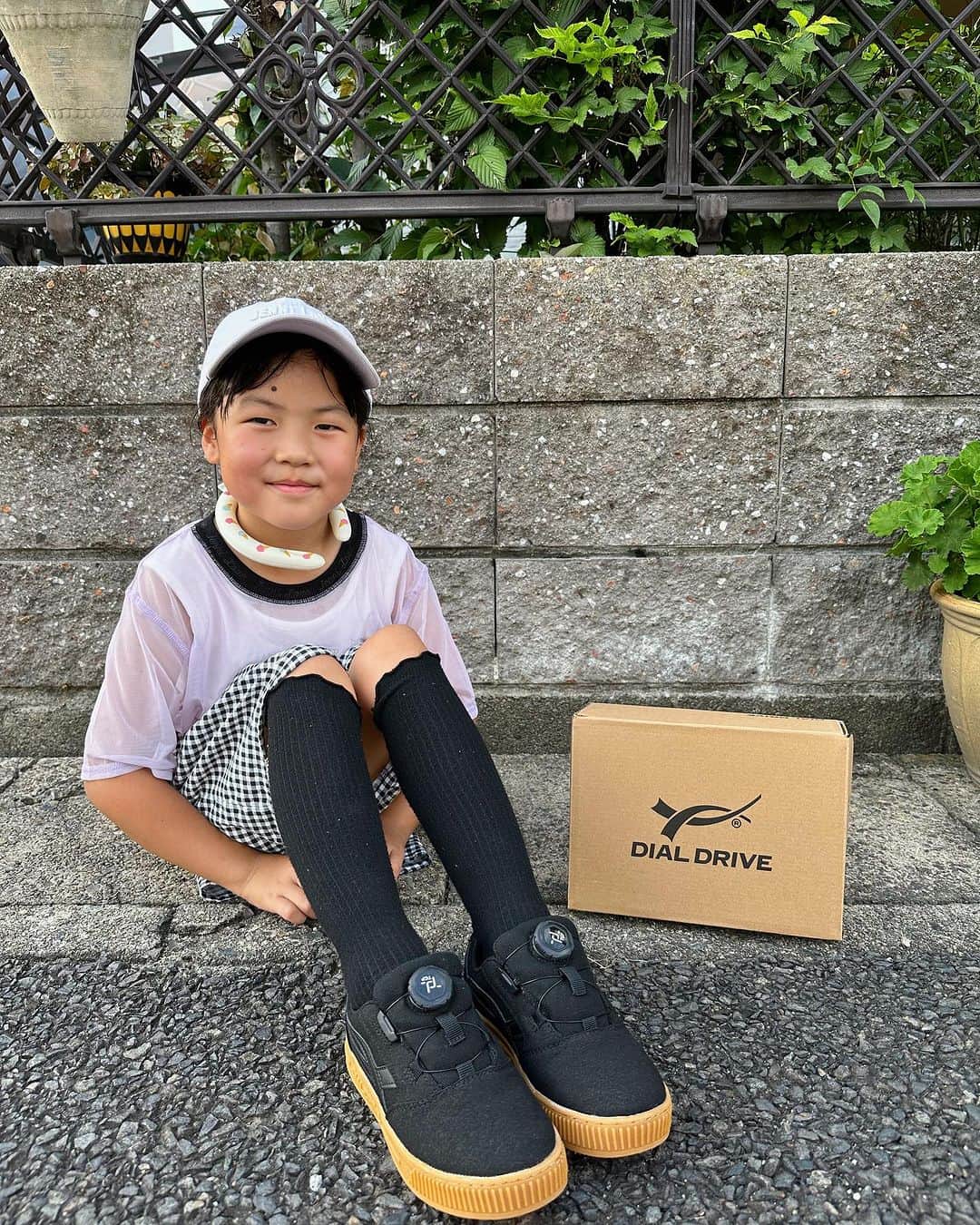 ena..*加藤 恵梨奈さんのインスタグラム写真 - (ena..*加藤 恵梨奈Instagram)「⁡ ⁡ ⁡ ⁡ ⁡ ⁡ DIALDRIVE👞の靴を長女に提供して頂きました。 ⁡ 子供の足の成長は3〜15歳で決まるみたいで 現代の子供の75%以上が浮指や偏平足などの 足裏トラブルを抱えていると言われてて 原因は、筋力不足とアーチ形成がきちんと 出来てないことなどが挙げられてるみたい！ ⁡ そこでこのら"ダイヤル式のキッズシューズ"で ダイヤルを締めて調整する事で 浮いてしまう指先もしっかりホールド⚪︎ ⁡ 凸凹した特殊な3Dインソールを搭載してて この凸凹が足裏のアーチ形成をサポートしてくれる。 ⁡ 履くだけでアーチ形成をサポートでき 運動神経の向上や怪我のリスクも軽減する 可能性もあるよ！ ⁡ 長女はダイヤル式の靴を履いて 普段の靴より履きやすいし 紐がない分時短になると感想でした👧🏽 ⁡ ⁡ ⁡ @dialdrive  #ダイヤルドライブ #リオオンラインストア #子ども靴 #キッズシューズ #三姉妹コーデ #女の子ママ #靴が好き」7月5日 20時47分 - e_n_a_p_i