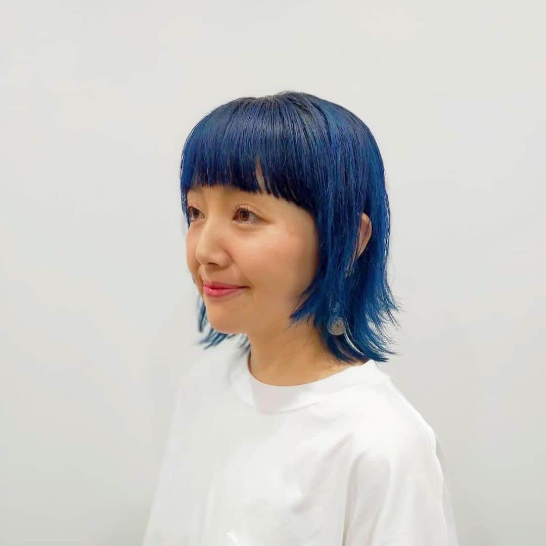 岩崎愛さんのインスタグラム写真 - (岩崎愛Instagram)「今までで一番青い🟦 嬉しいな。 . #五七五  #髪切りました」7月5日 20時48分 - iwasakiaiching